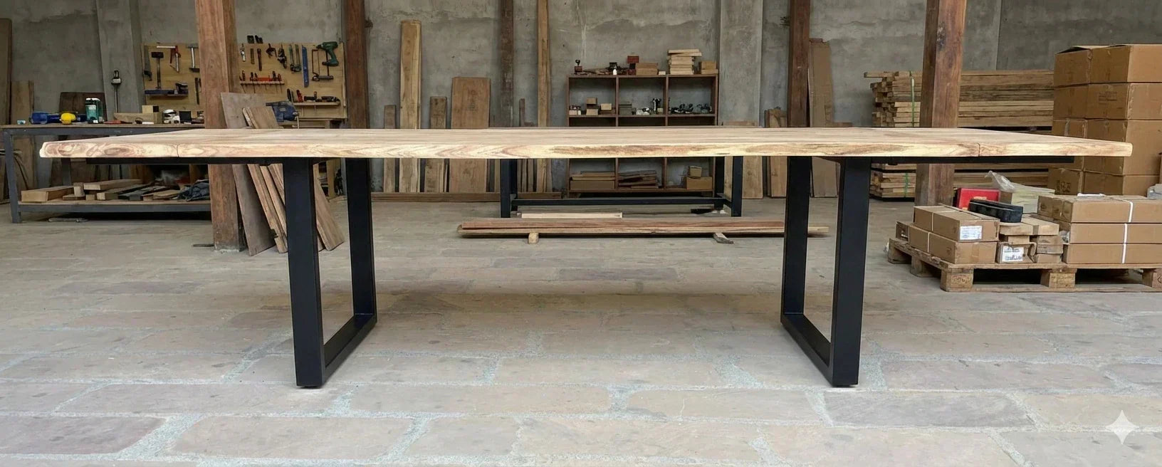 Von der Holzbohle bis zum Esstisch – Ein Blick in die Produktion unserer März-Kollektion