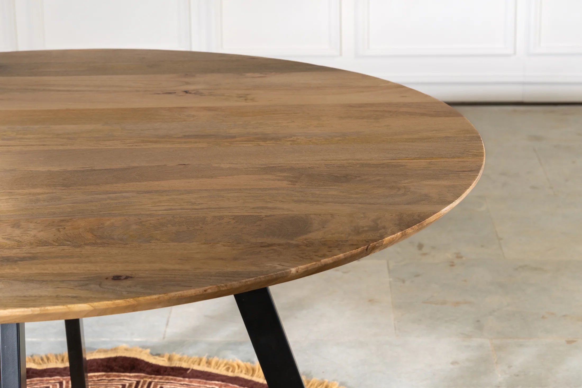 Runder Esstisch 150 cm Mango – schwarze Beine