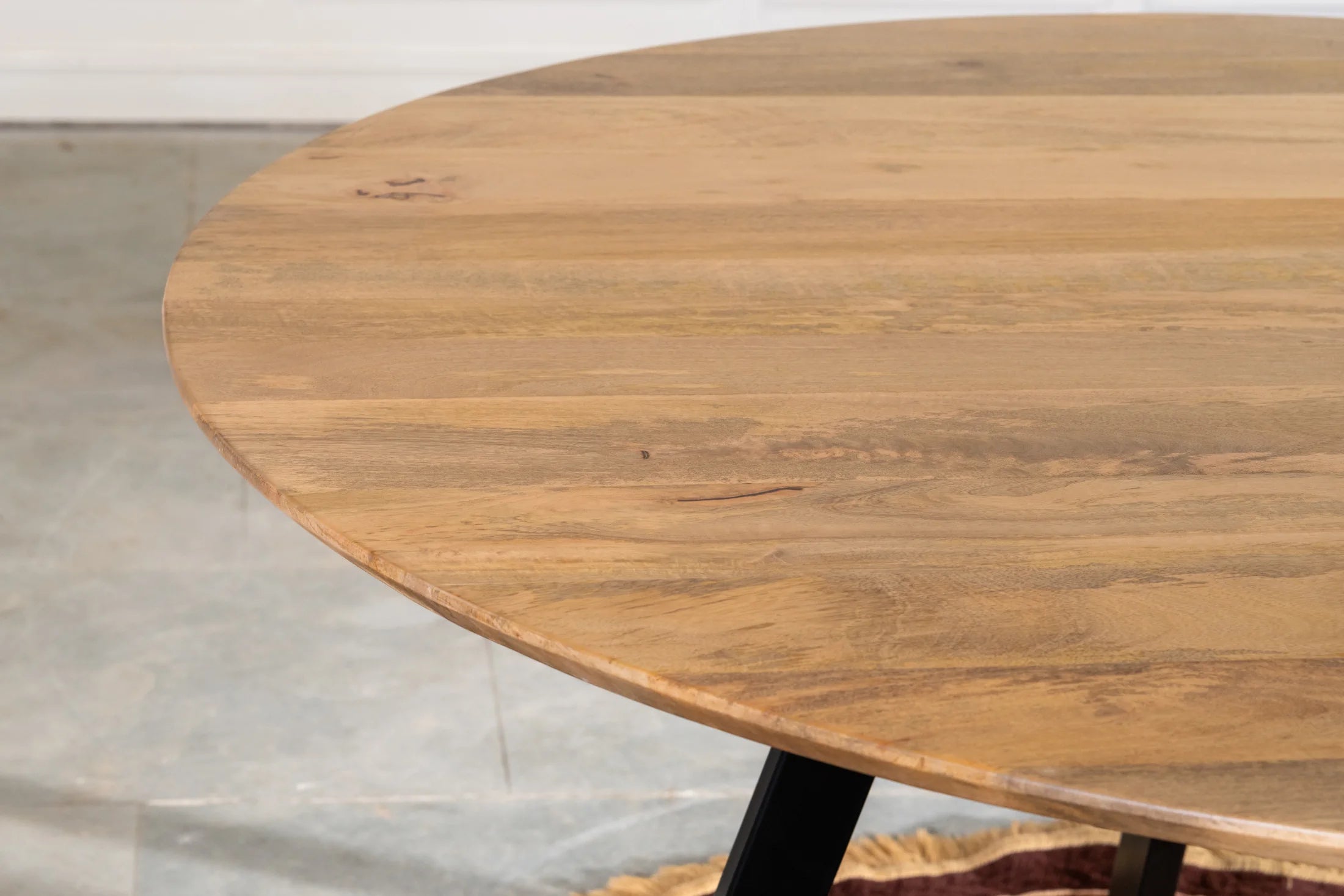 Runder Esstisch 150 cm Mango – schwarze Beine