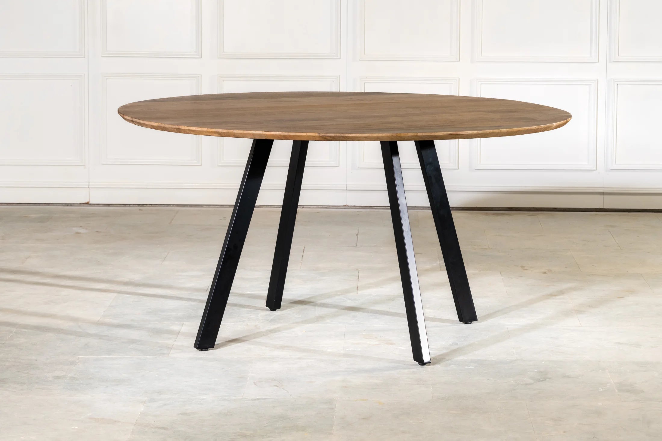 Runder Esstisch 150 cm Mango – schwarze Beine