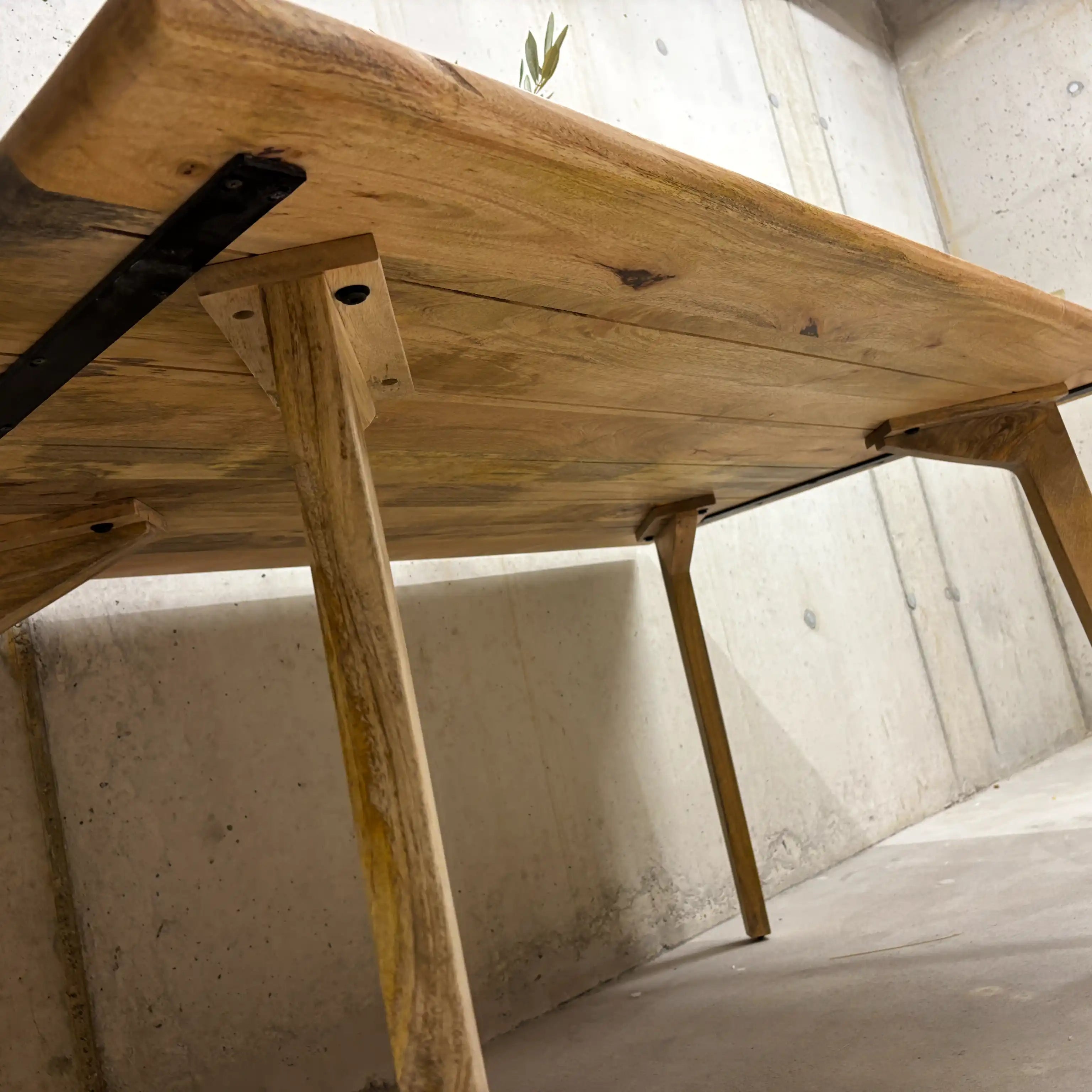 Mango Esstisch 160 cm mit Schweizer Kante – Wild Mango Designs LAC 204