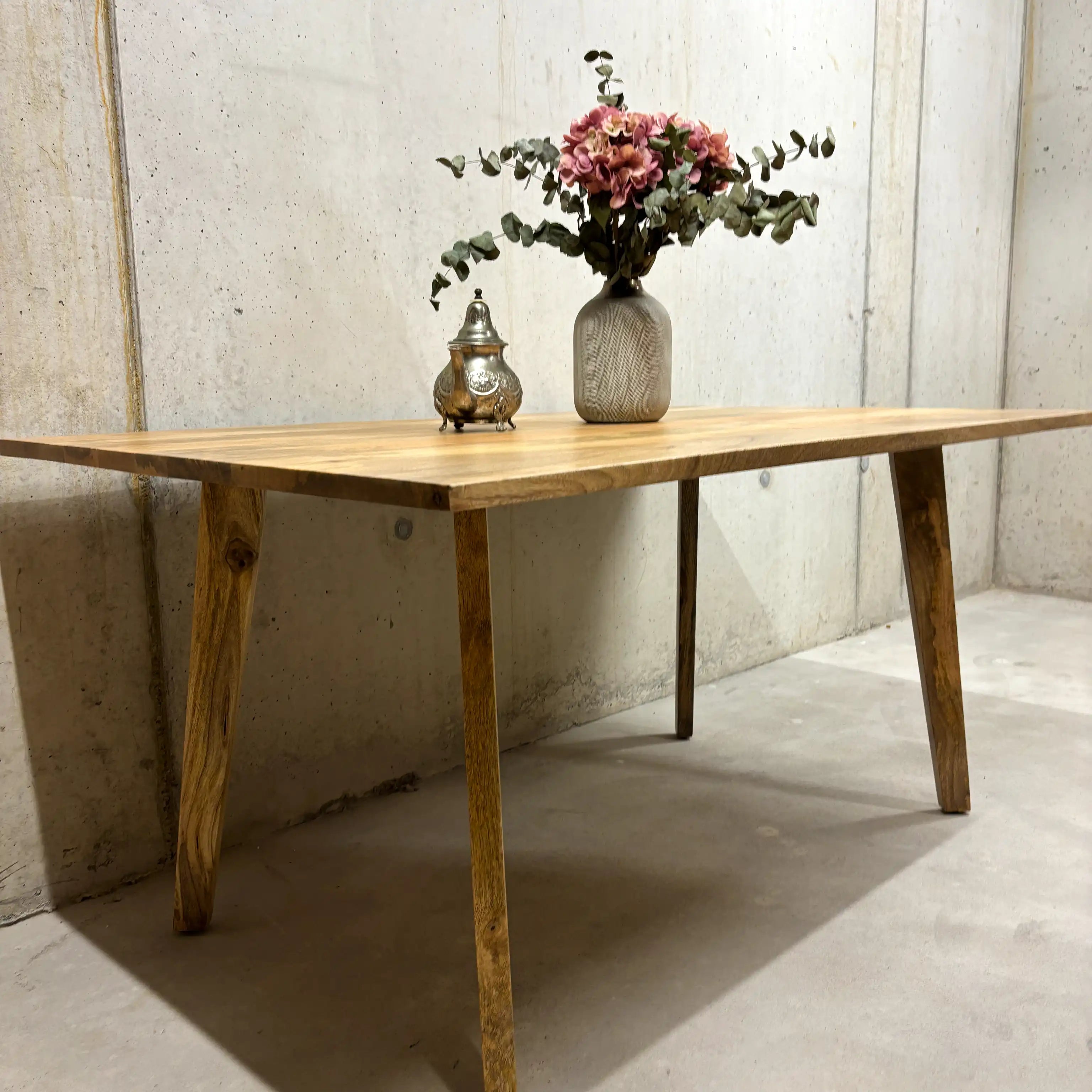 Mango Esstisch 160 cm mit klassischer Kante – Massivholz Zürich