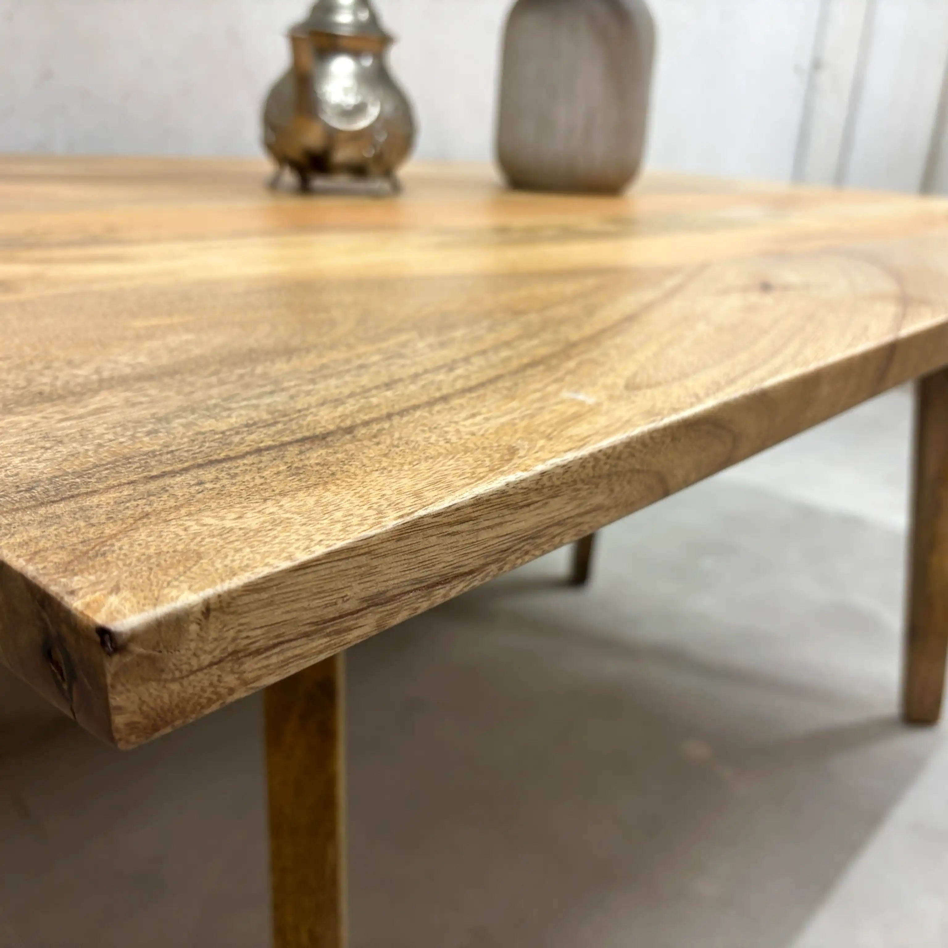 Mango Esstisch 160 cm mit klassischer Kante – Massivholz Zürich