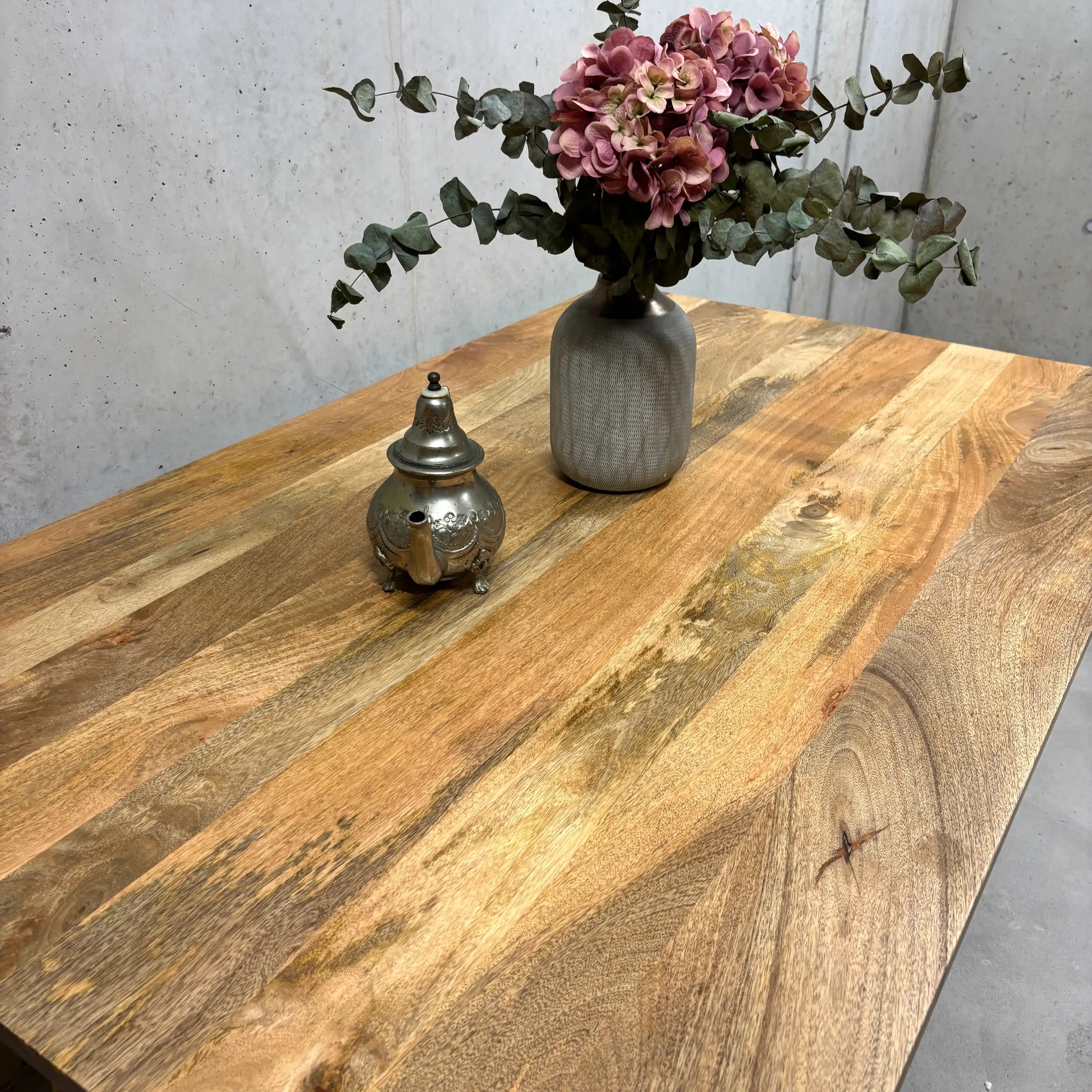 Mango Esstisch 160 cm mit klassischer Kante – Massivholz Zürich