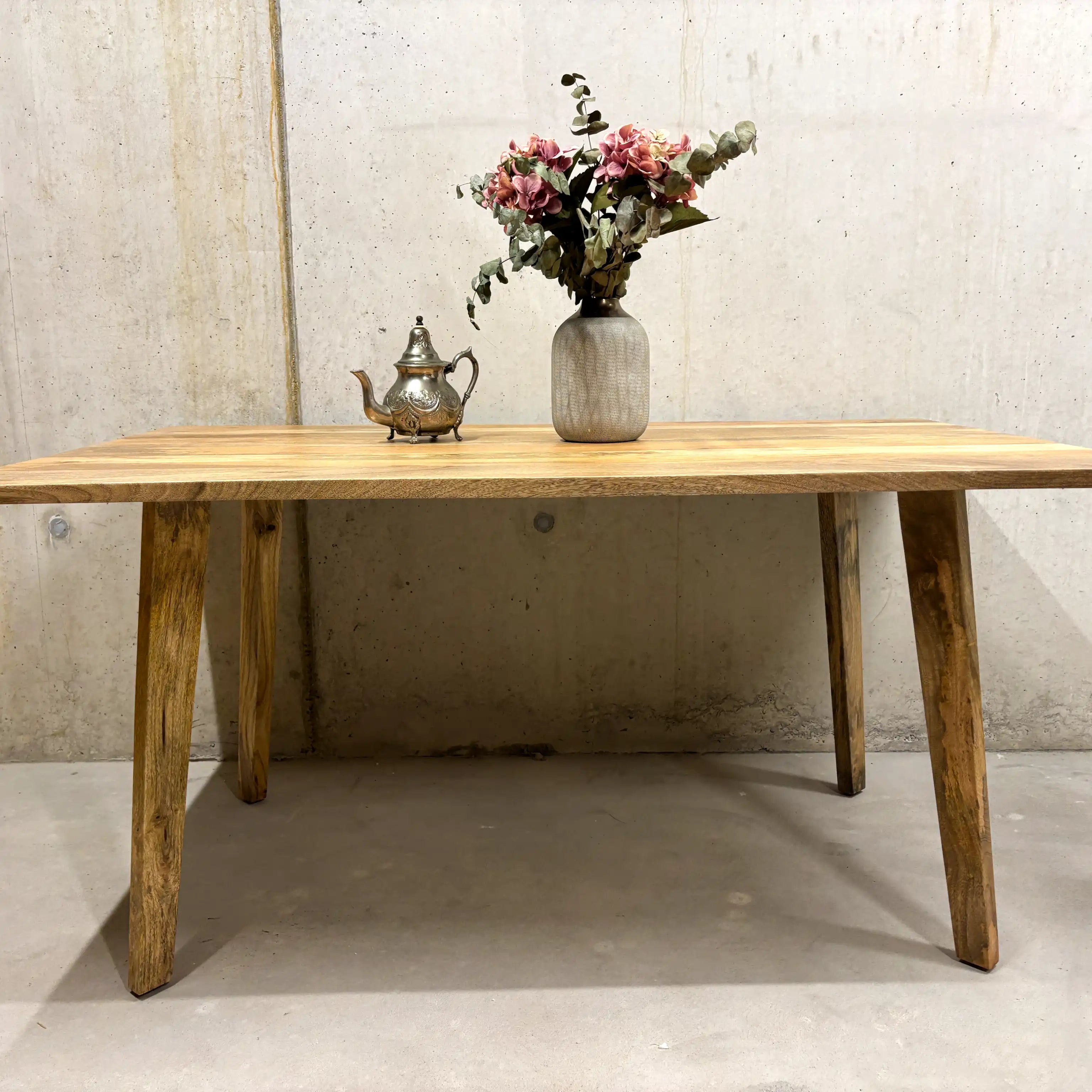 Mango Esstisch 160 cm mit klassischer Kante – Massivholz Zürich