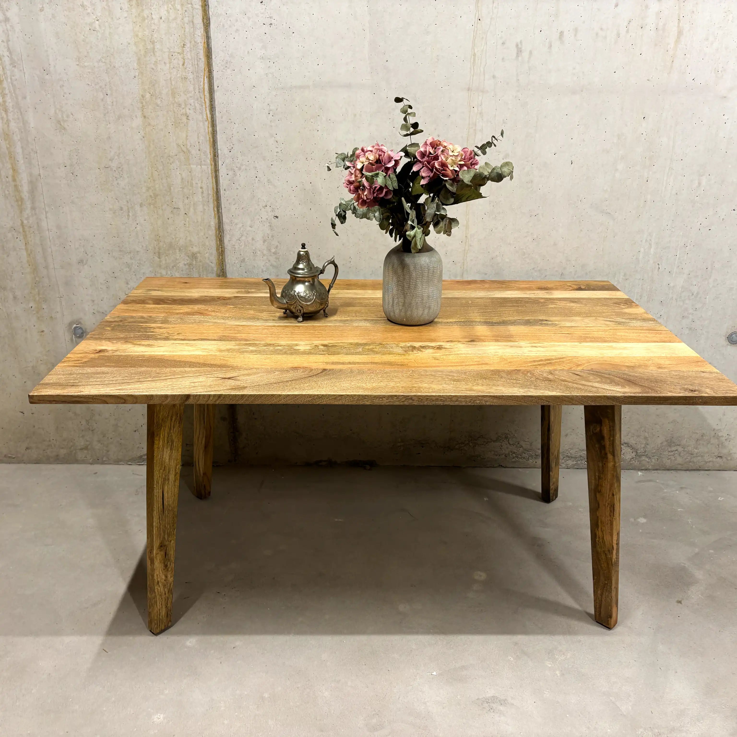 Mango Esstisch 160 cm mit klassischer Kante – Massivholz Zürich