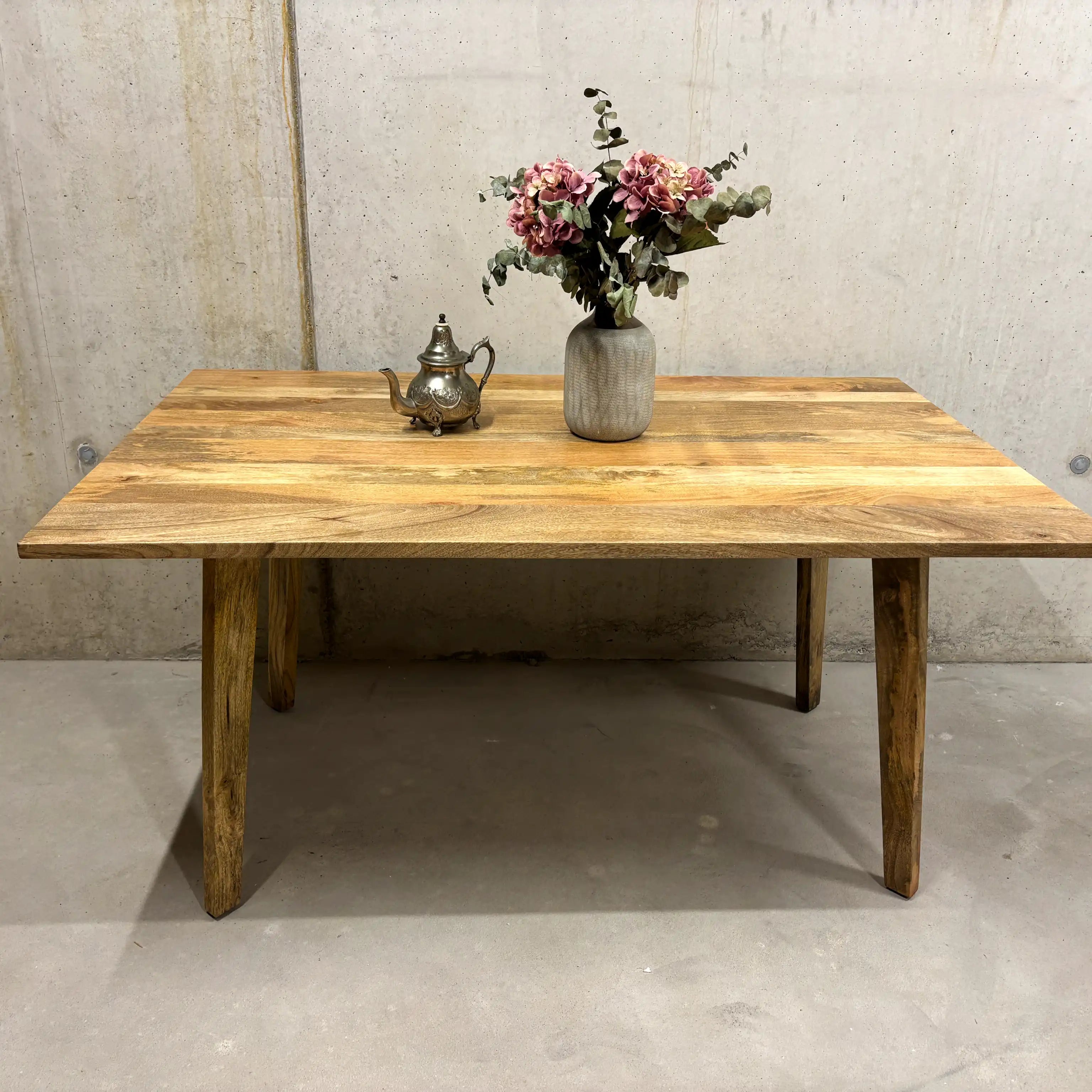 Mango Esstisch 160 cm mit klassischer Kante – Massivholz Zürich