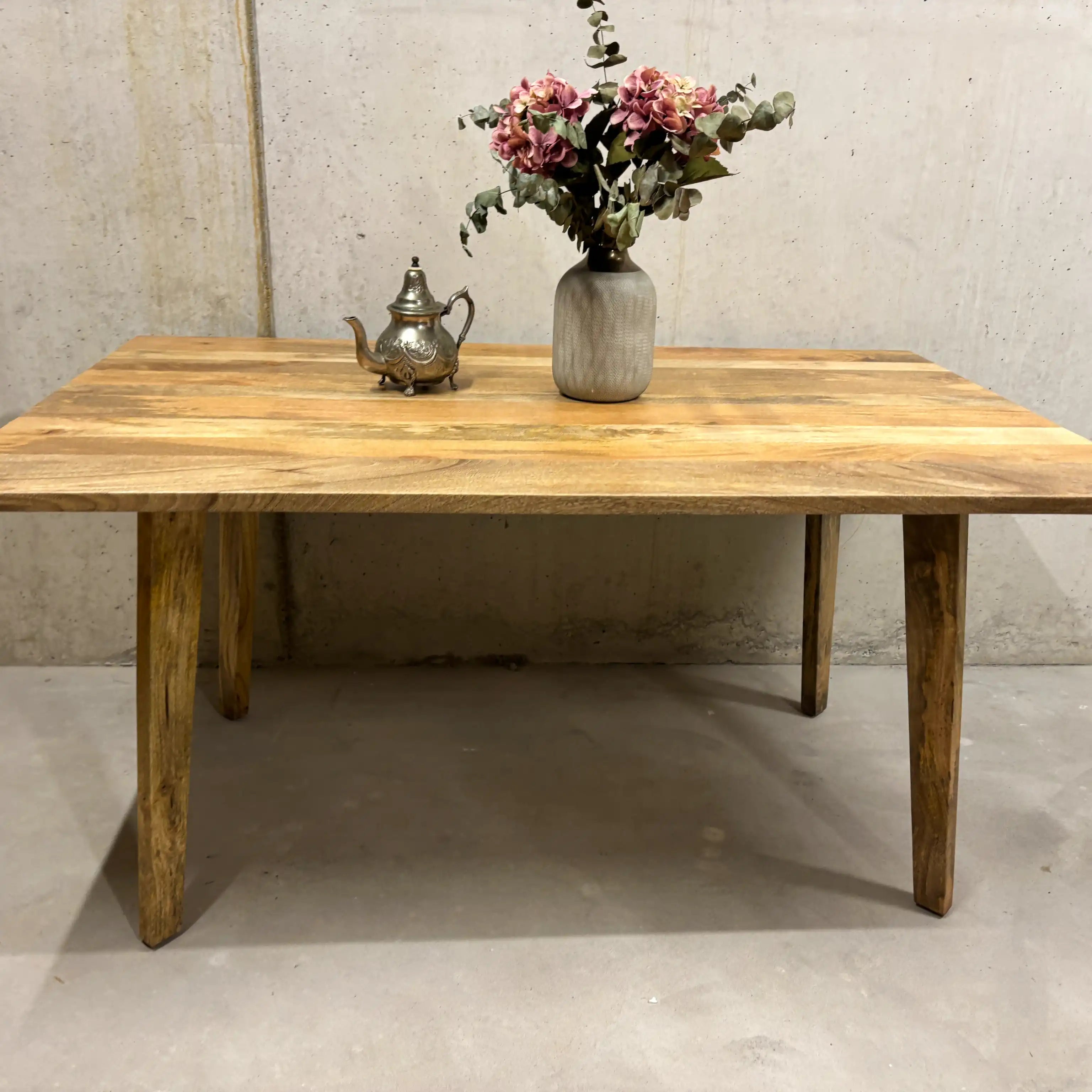 Mango Esstisch 160 cm mit klassischer Kante – Massivholz Zürich