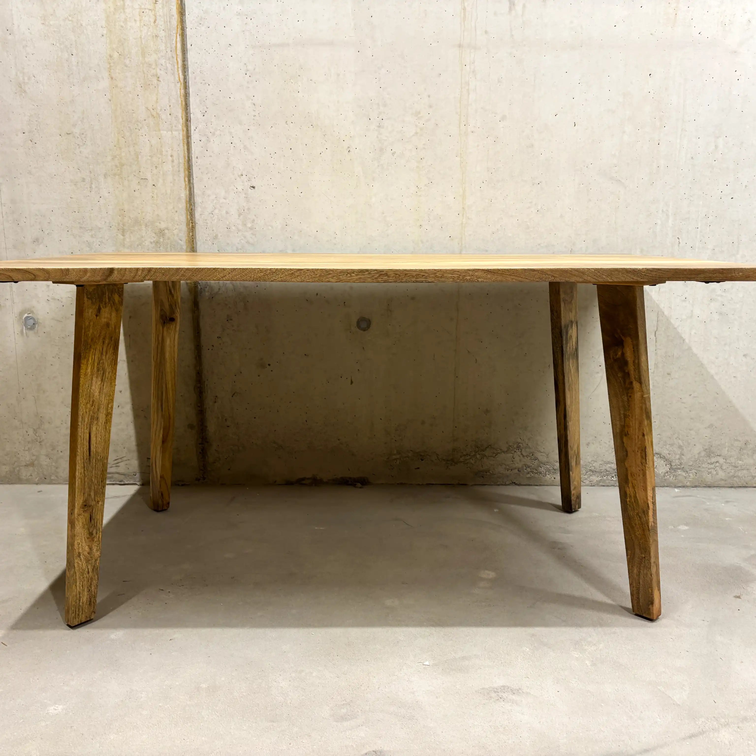 Mango Esstisch 160 cm mit klassischer Kante – Massivholz Zürich
