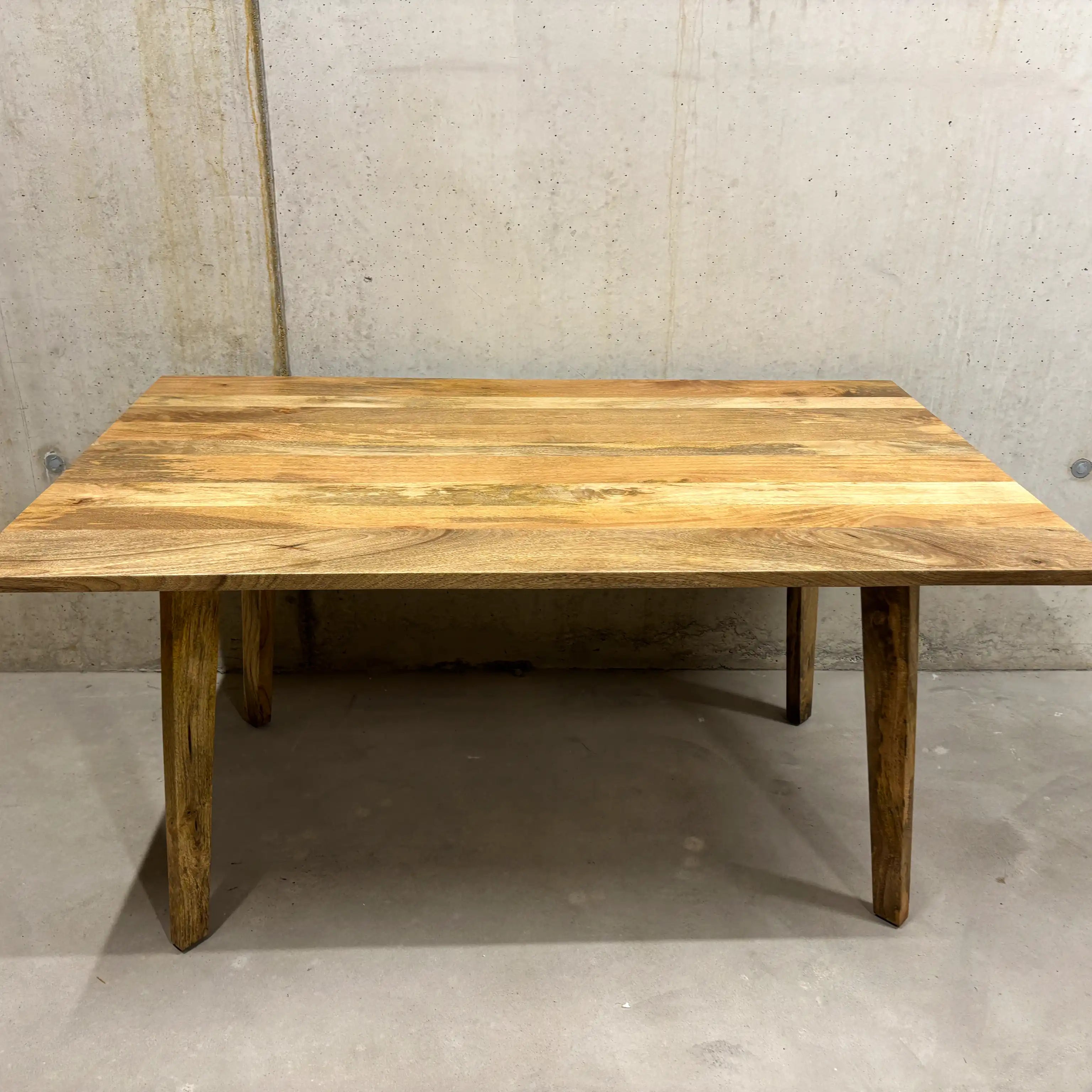 Mango Esstisch 160 cm mit klassischer Kante – Massivholz Zürich