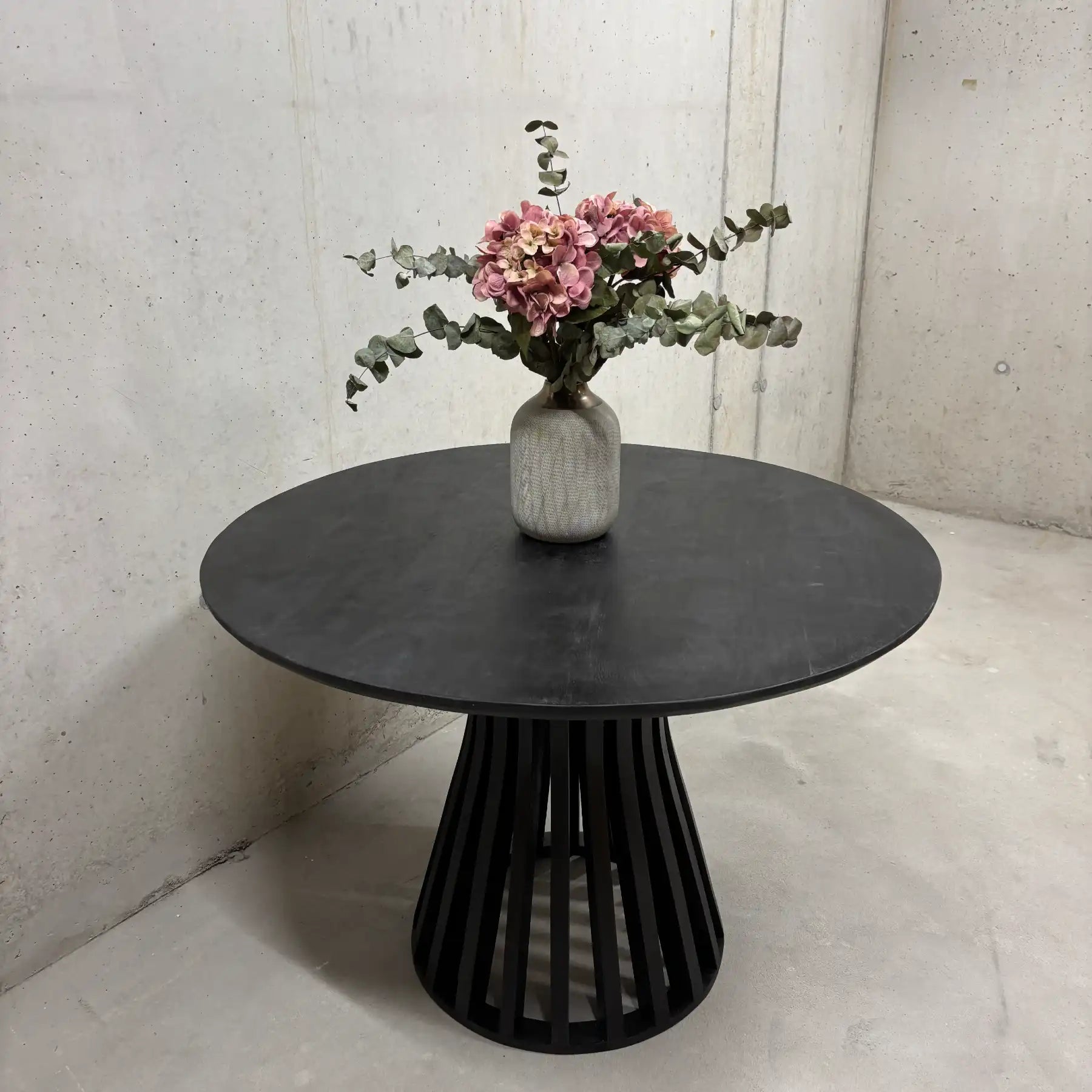 Runder Mango Esstisch 110 cm schwarz – Wild Mango Designs Zürich