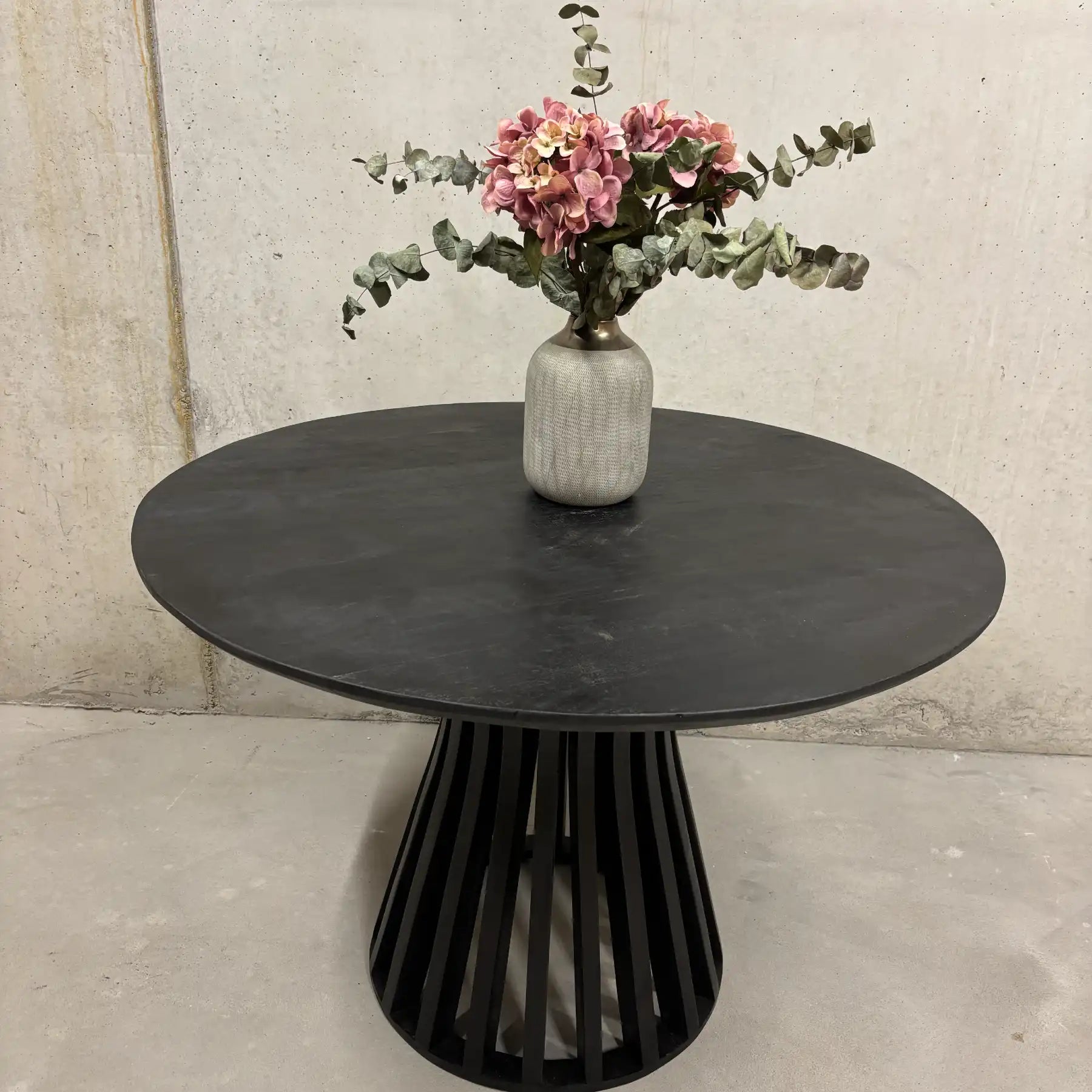 Runder Mango Esstisch 110 cm schwarz – Wild Mango Designs Zürich