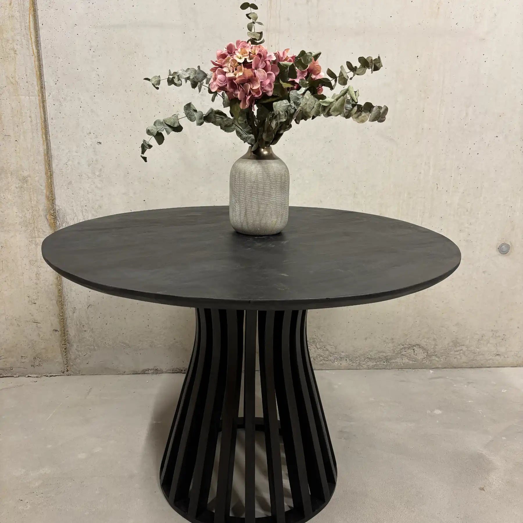 Runder Mango Esstisch 110 cm schwarz – Wild Mango Designs Zürich