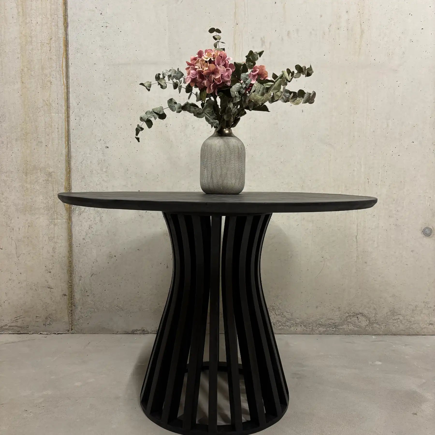Runder Mango Esstisch 110 cm schwarz – Wild Mango Designs Zürich