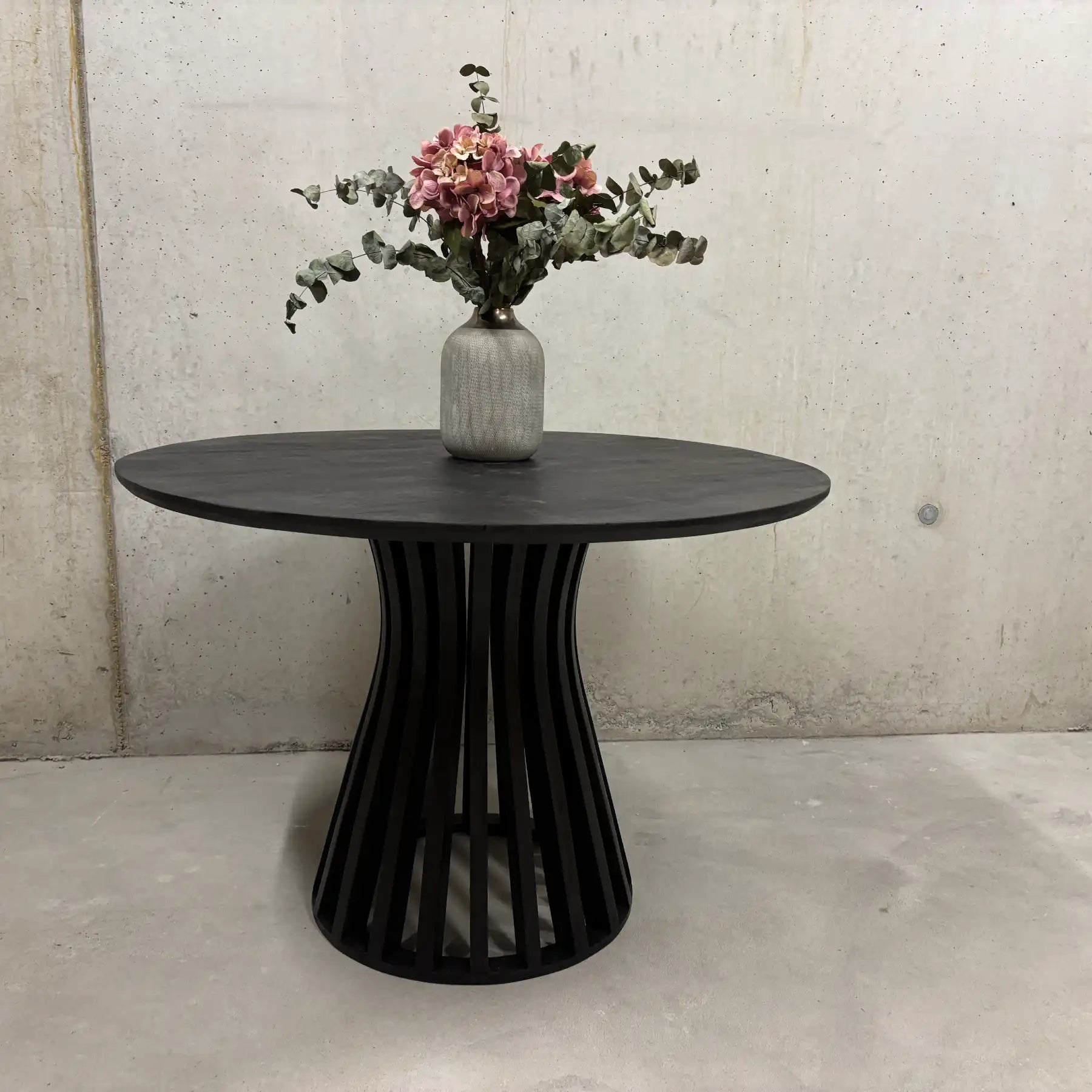 Runder Mango Esstisch 110 cm schwarz – Wild Mango Designs Zürich