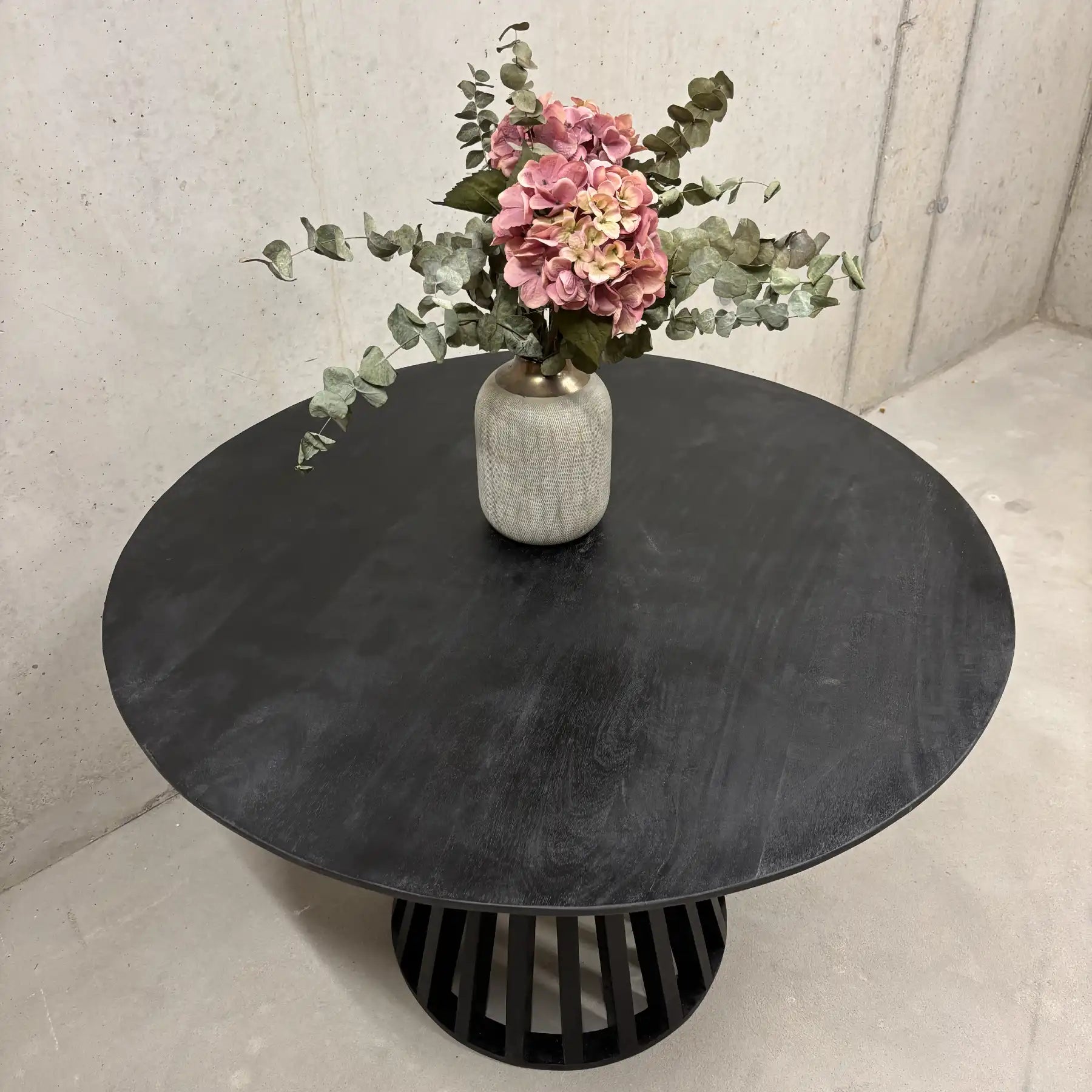 Runder Mango Esstisch 110 cm schwarz – Wild Mango Designs Zürich