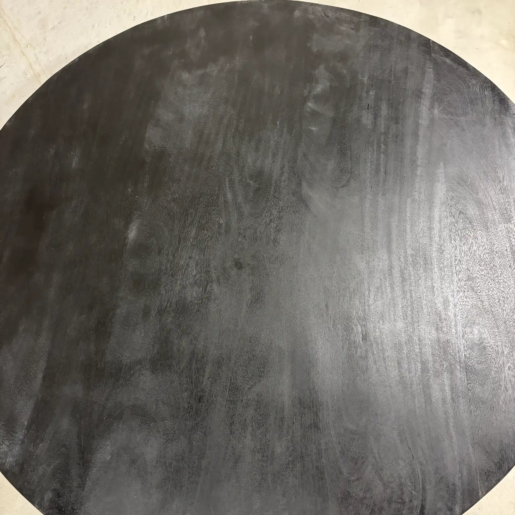 Runder Mango Esstisch 110 cm schwarz – Wild Mango Designs Zürich