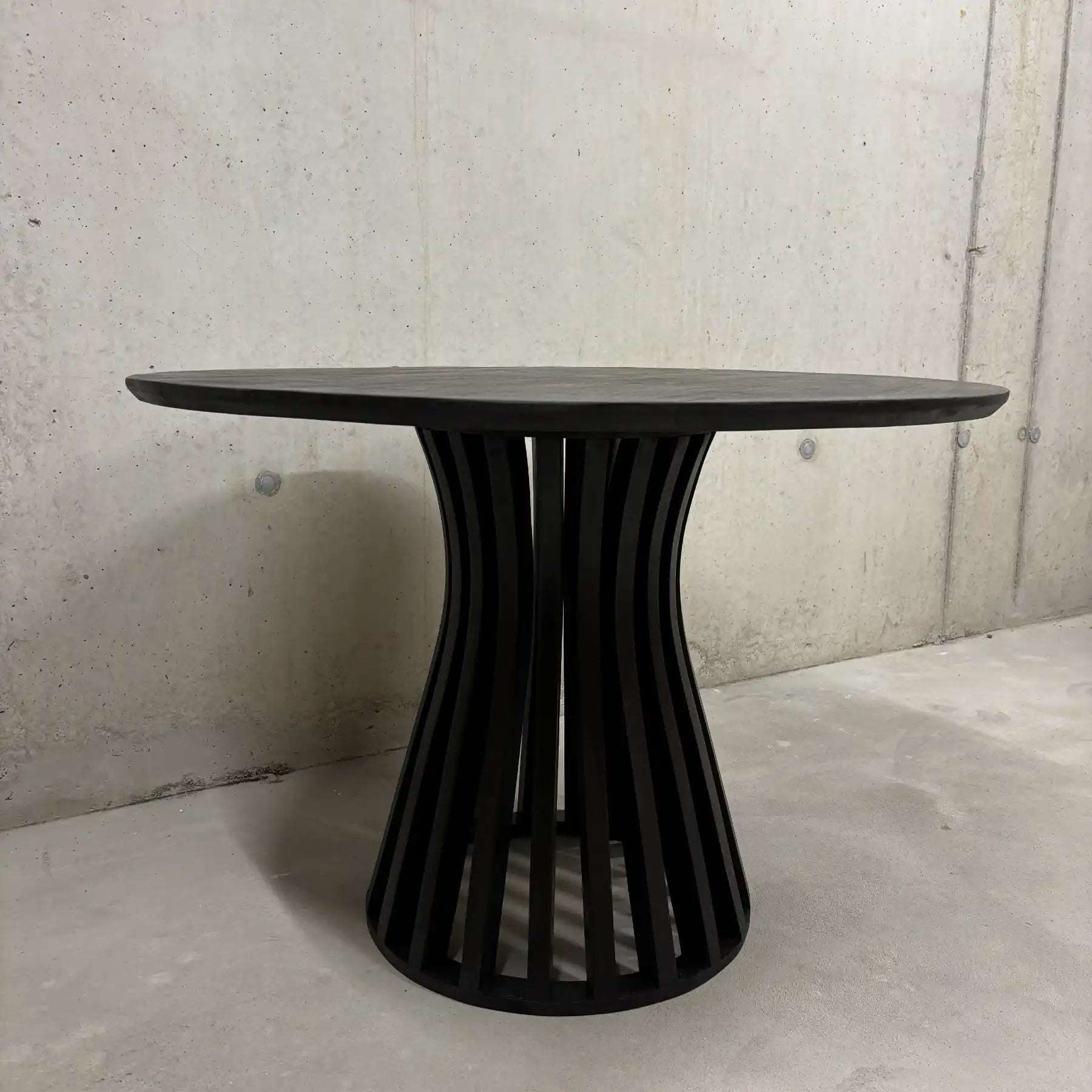 Runder Mango Esstisch 110 cm schwarz – Wild Mango Designs Zürich