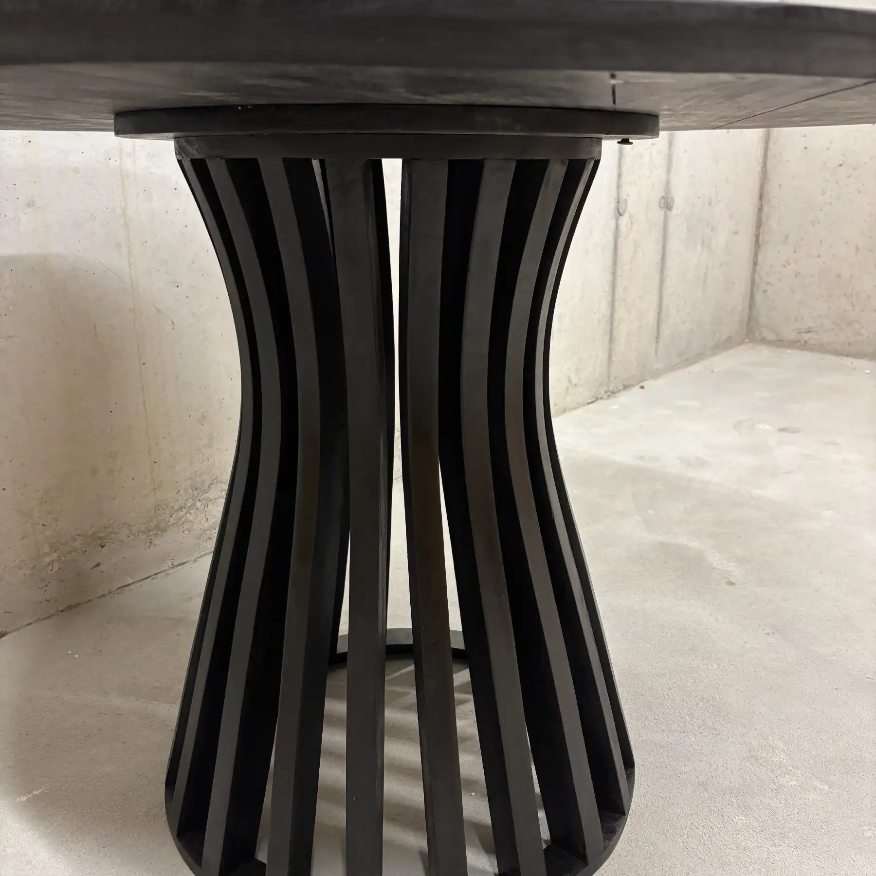 Runder Mango Esstisch 110 cm schwarz – Wild Mango Designs Zürich