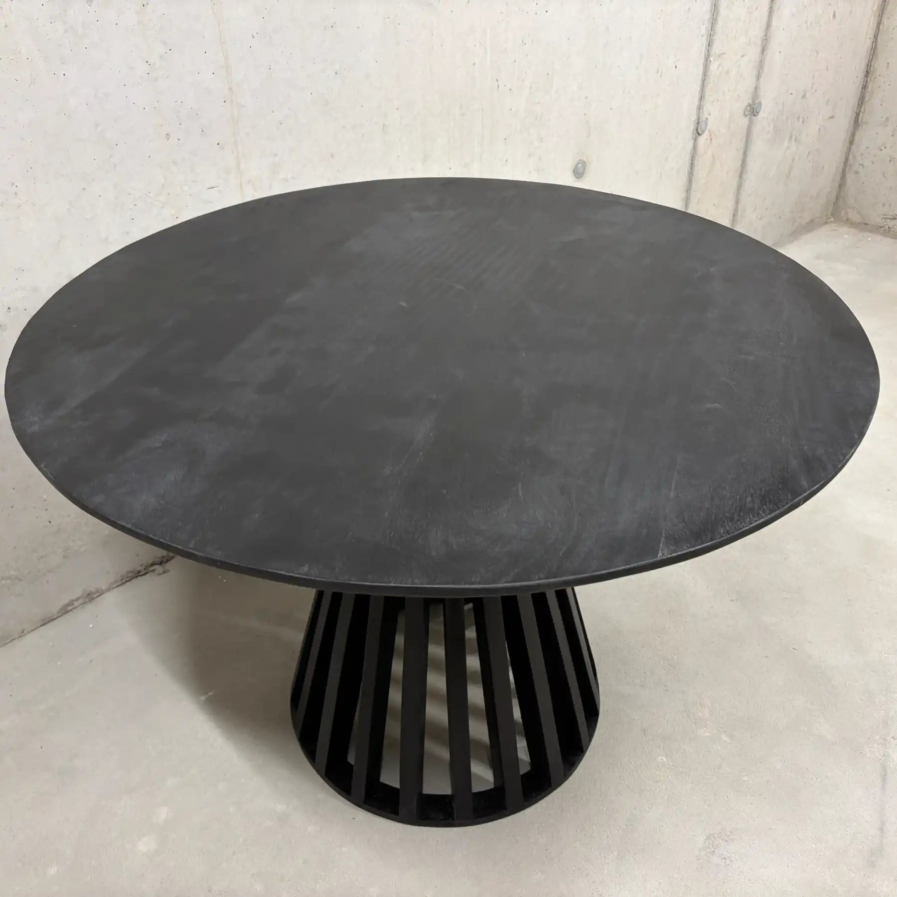 Runder Mango Esstisch 110 cm schwarz – Wild Mango Designs Zürich