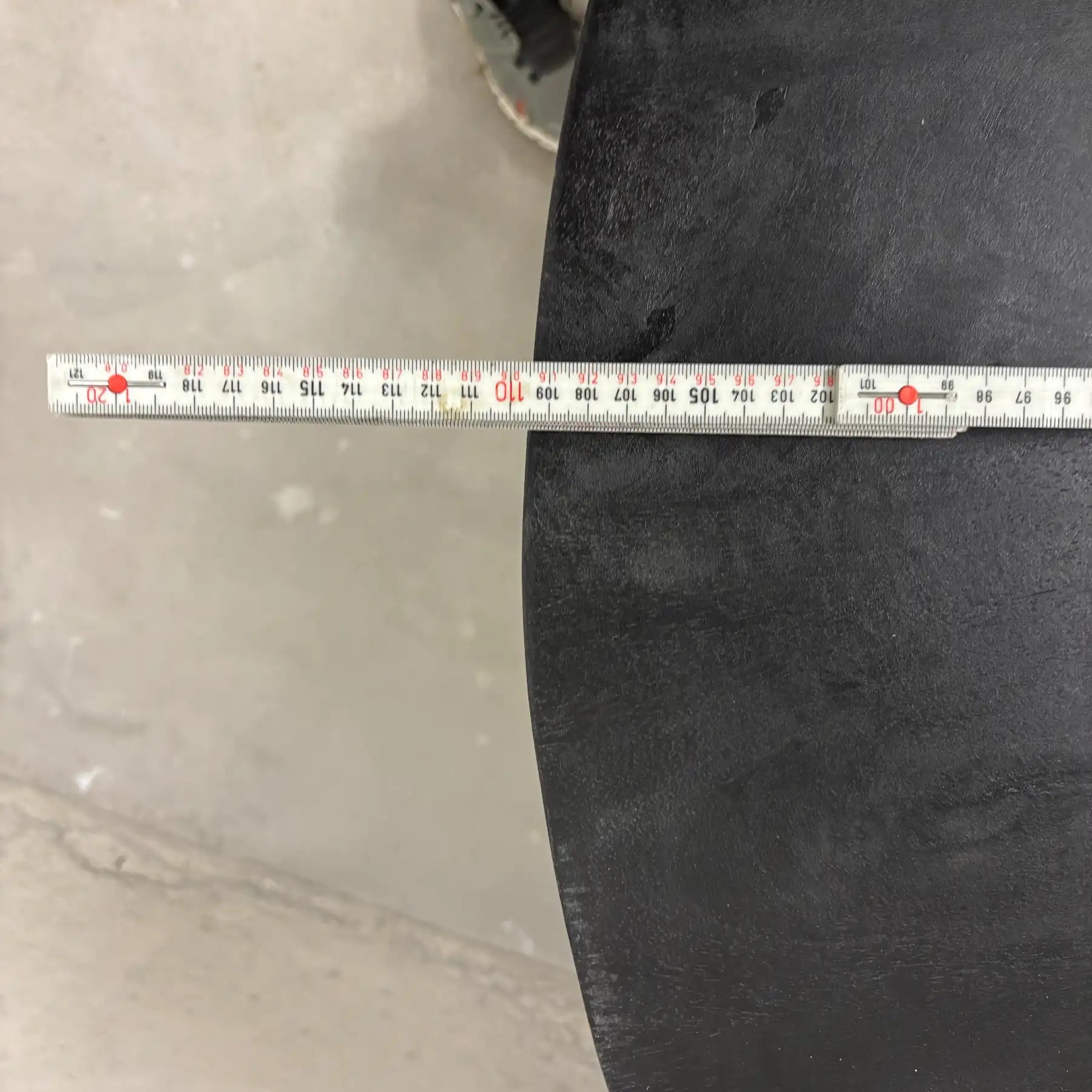 Runder Mango Esstisch 110 cm schwarz – Wild Mango Designs Zürich