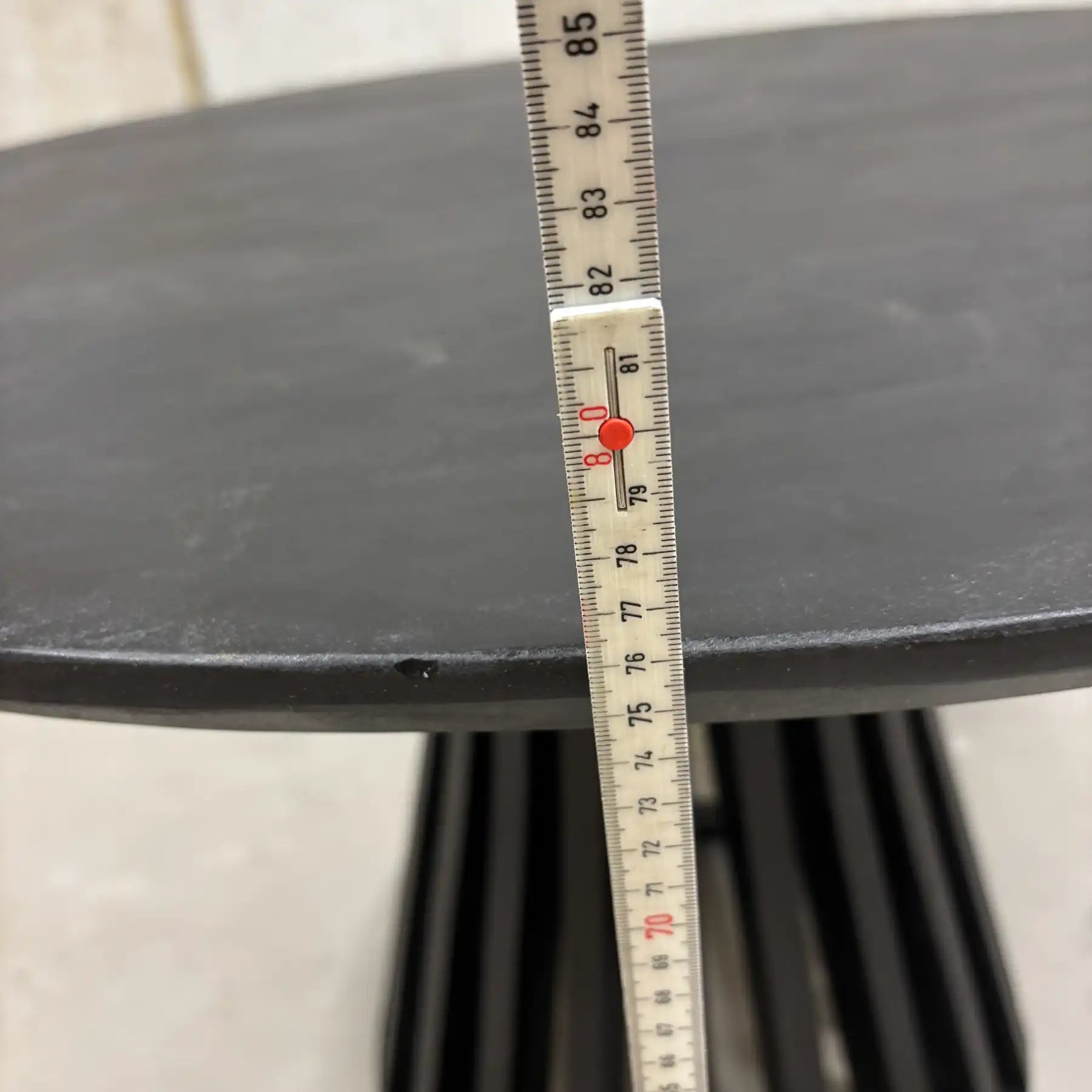 Runder Mango Esstisch 110 cm schwarz – Wild Mango Designs Zürich