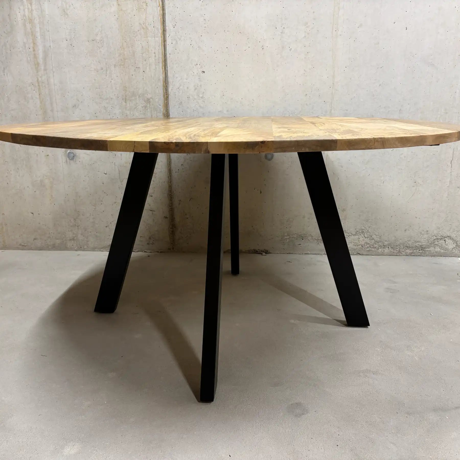 Mango Rundtisch 150 cm Esszimmertisch – Massivholz mit Stahlbeinen