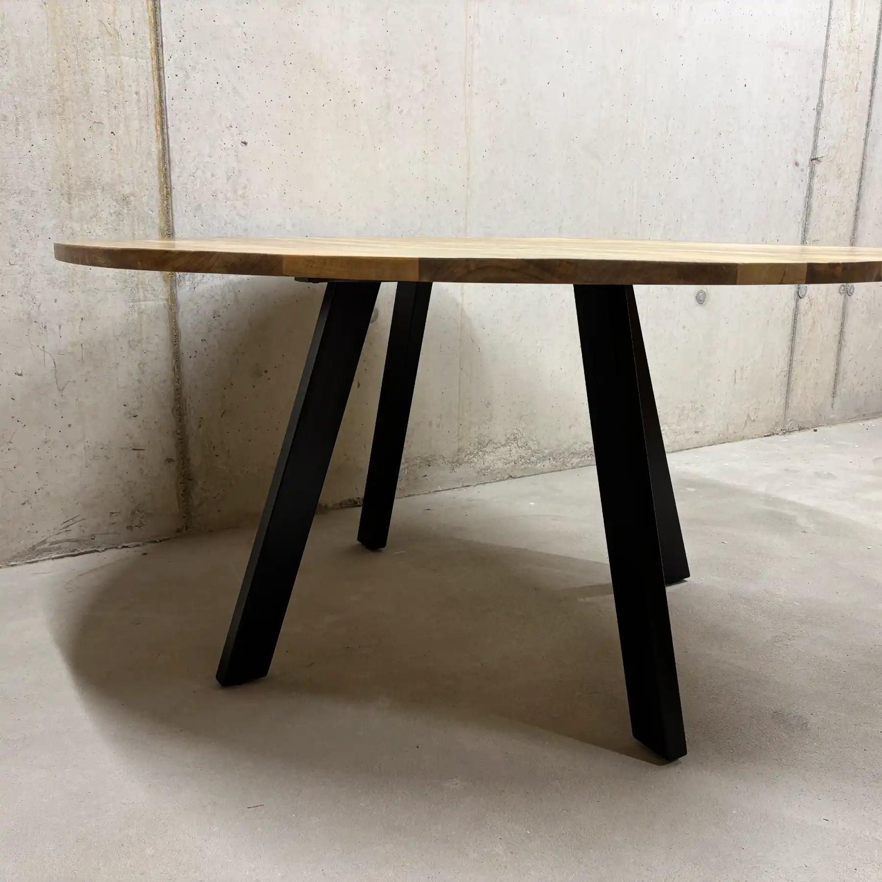 Mango Rundtisch 150 cm Esszimmertisch – Massivholz mit Stahlbeinen