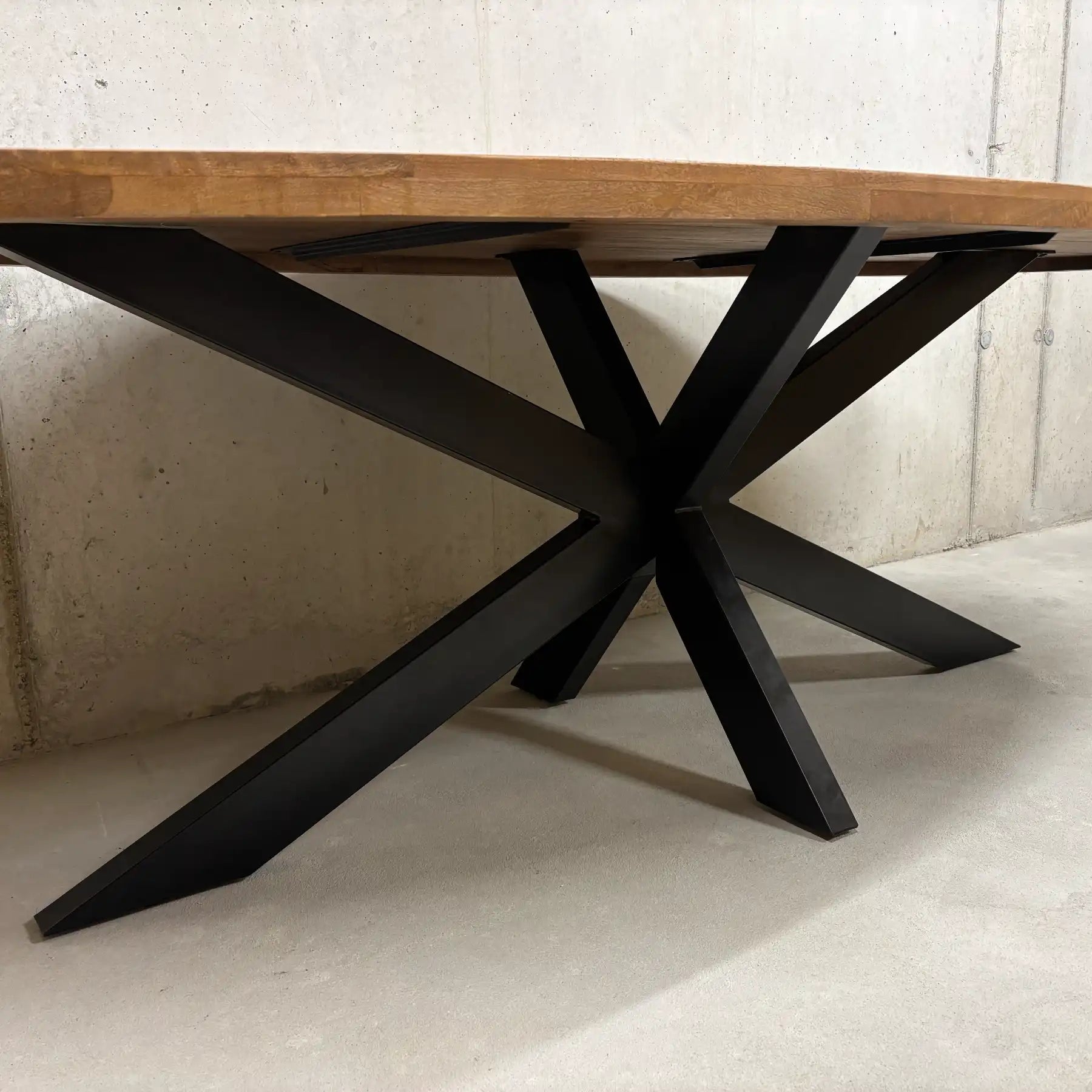 Ovaler Mango Esstisch 240x120 cm – Massivholz Tisch mit Stahlfuß