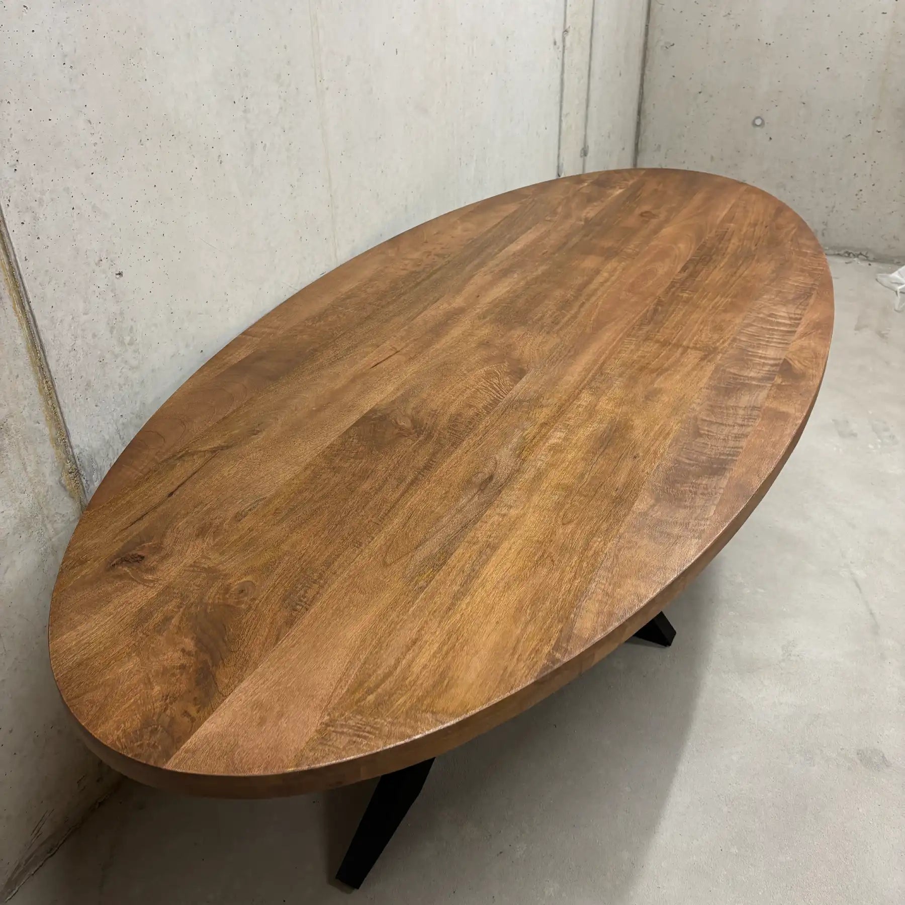 Ovaler Mango Esstisch 240x120 cm – Massivholz Tisch mit Stahlfuß