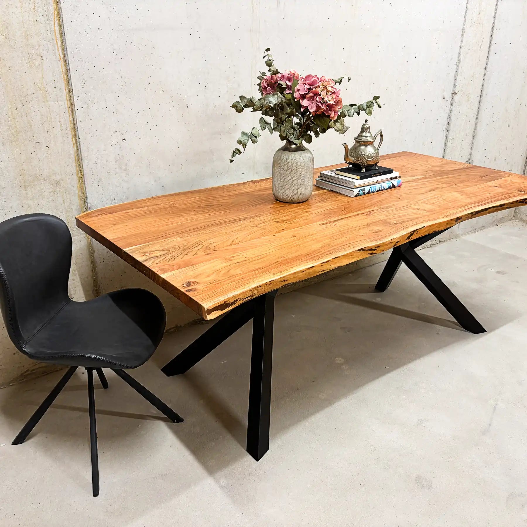 Acacia Esstisch 200 cm Seitenansicht, X-förmiges Stahlgestell, Industrial Design