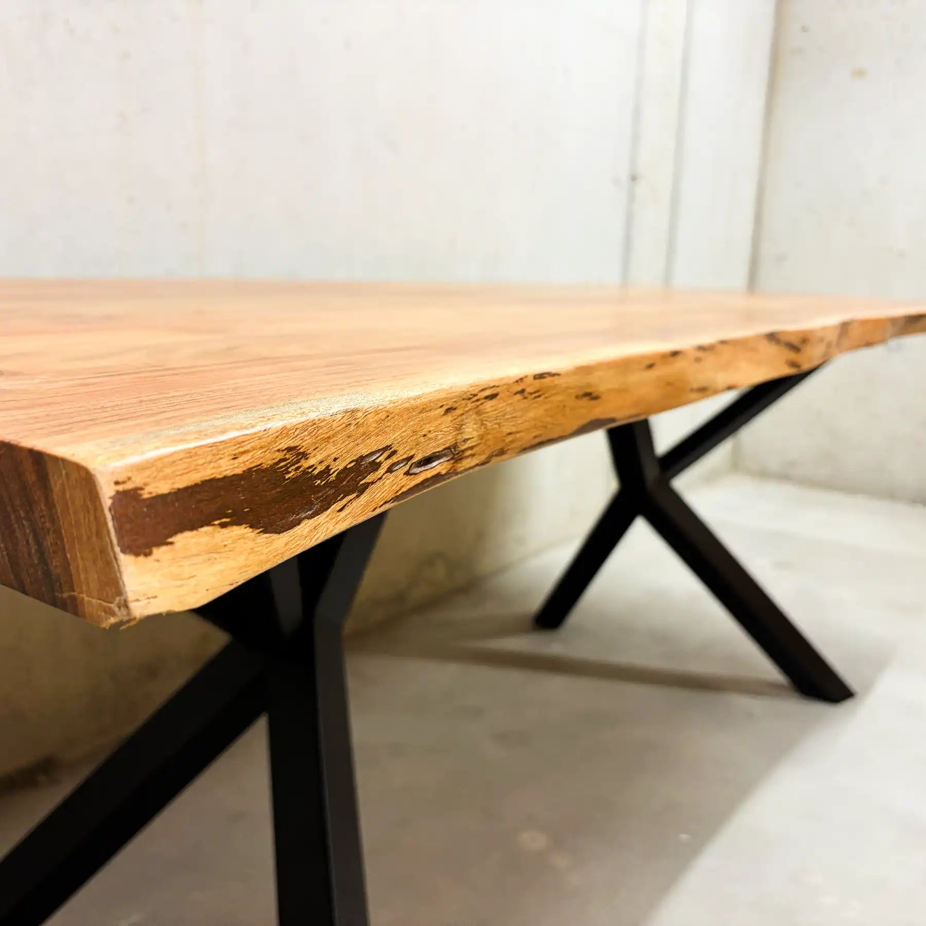 Table de salle à manger en acacia de 180 cm avec bord naturel – table en bois massif pour 6 à 8 personnes