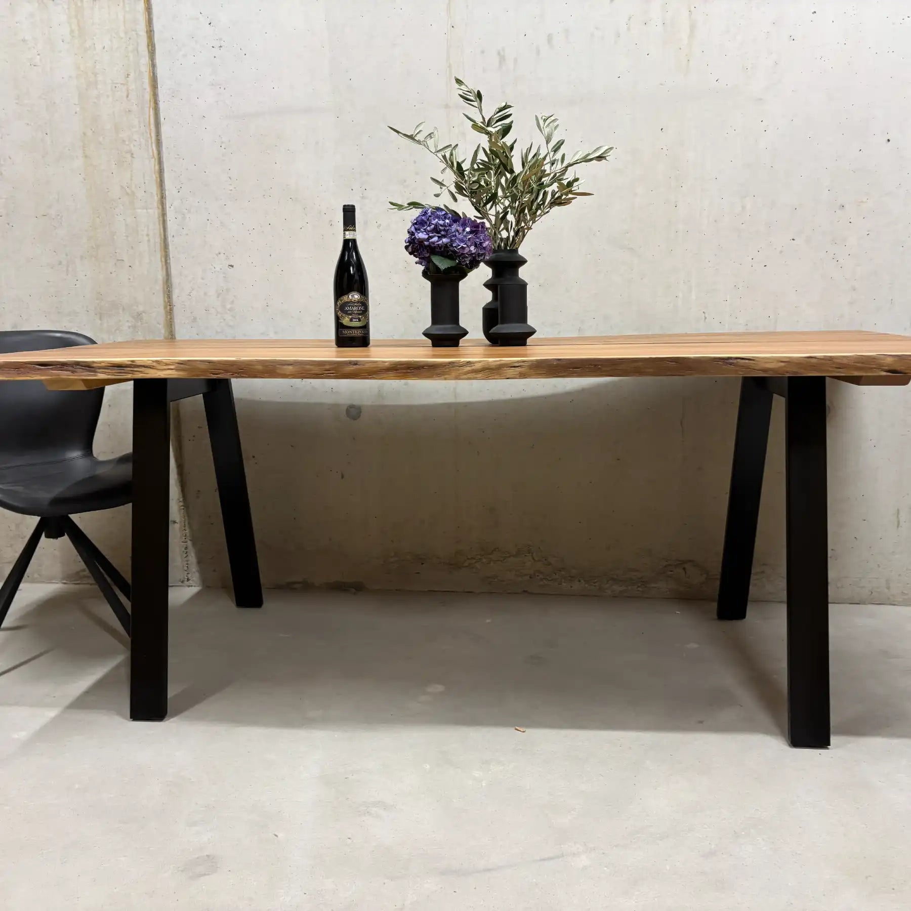 Acacia Esstisch 200 cm – Massivholz Tisch mit Mittel-Slot & Stahlbeinen