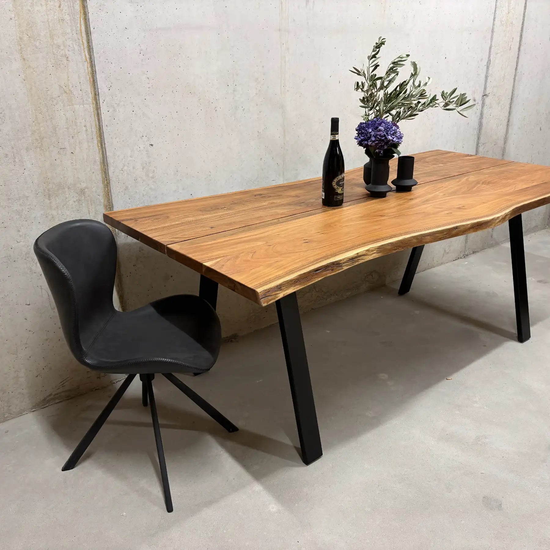 Acacia Esstisch 200 cm – Massivholz Tisch mit Mittel-Slot & Stahlbeinen