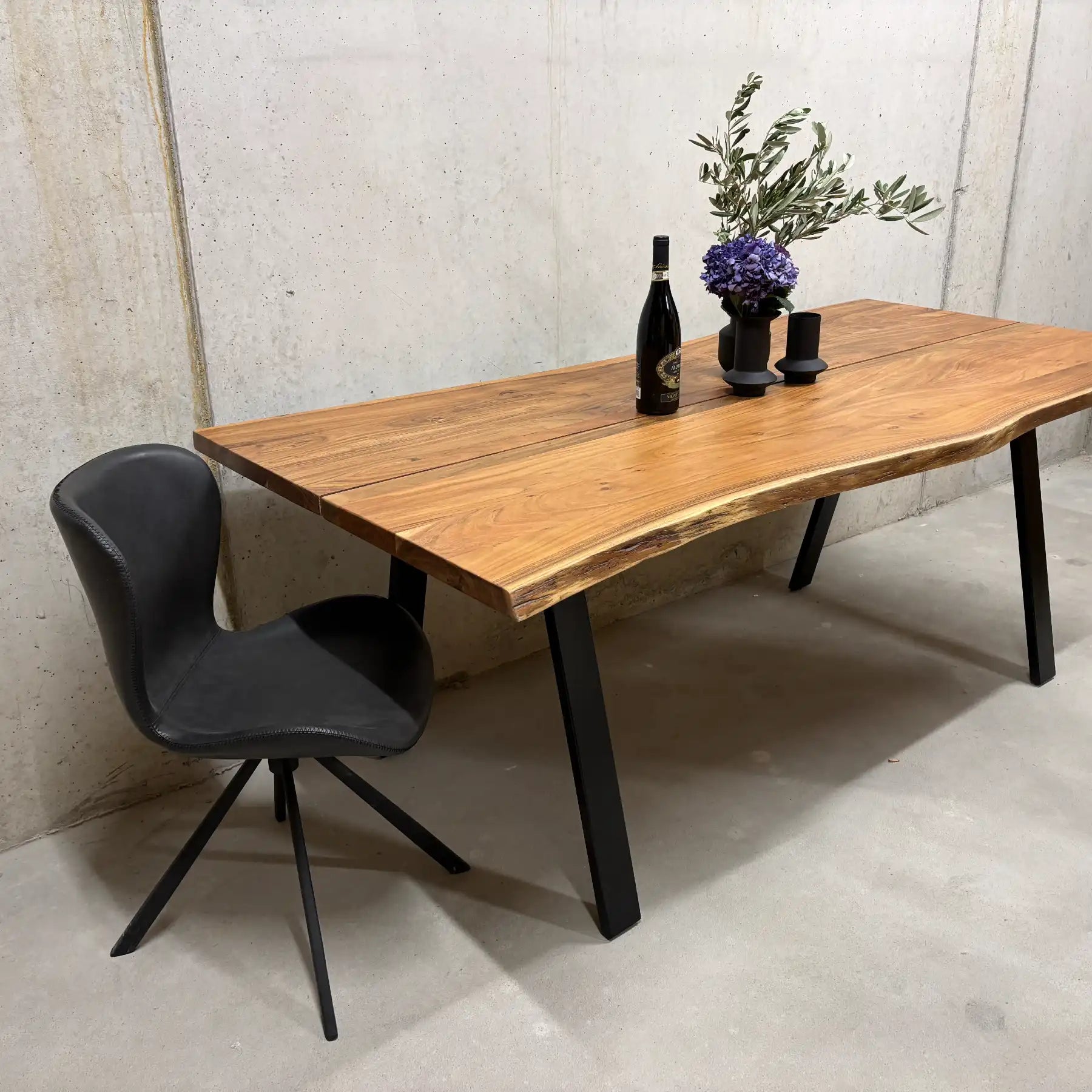 Acacia Esstisch 200 cm – Massivholz Tisch mit Mittel-Slot & Stahlbeinen