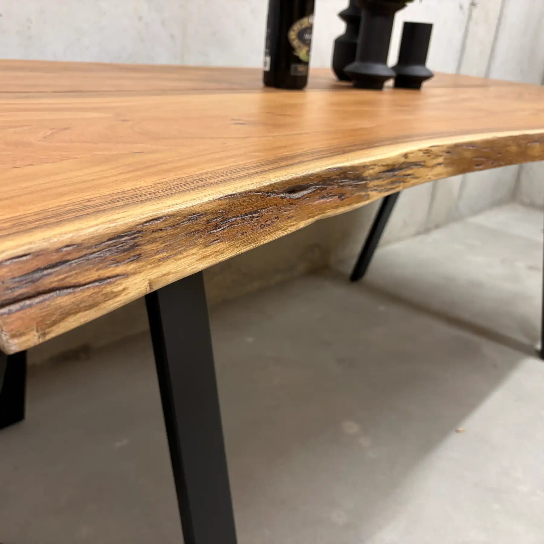 Acacia Esstisch 200 cm – Massivholz Tisch mit Mittel-Slot & Stahlbeinen