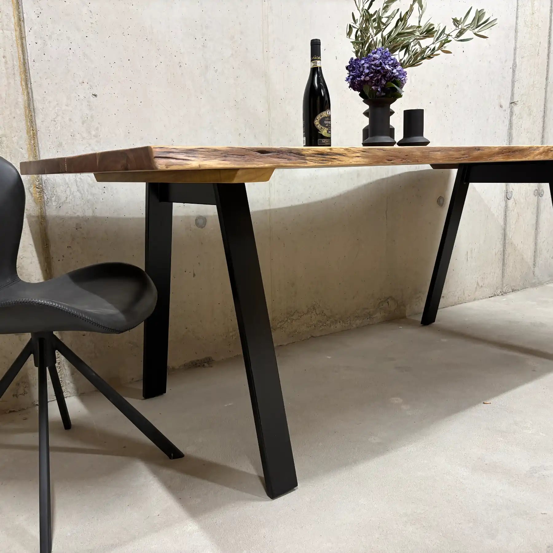 Acacia Esstisch 200 cm – Massivholz Tisch mit Mittel-Slot & Stahlbeinen