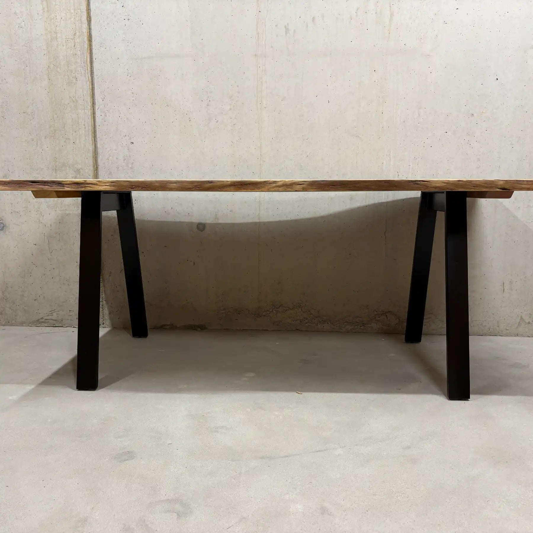 Acacia Esstisch 200 cm – Massivholz Tisch mit Mittel-Slot & Stahlbeinen