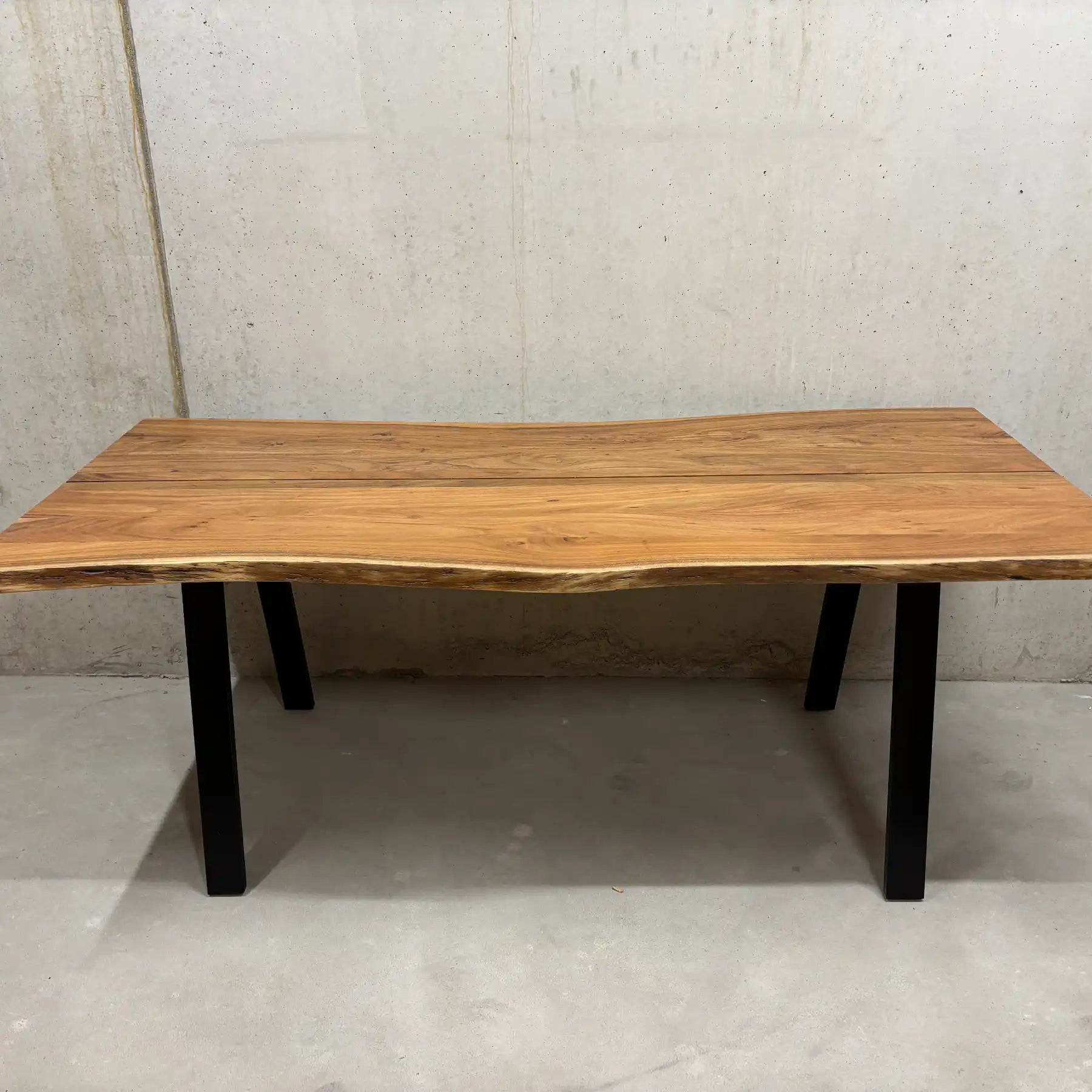 Acacia Esstisch 200 cm – Massivholz Tisch mit Mittel-Slot & Stahlbeinen