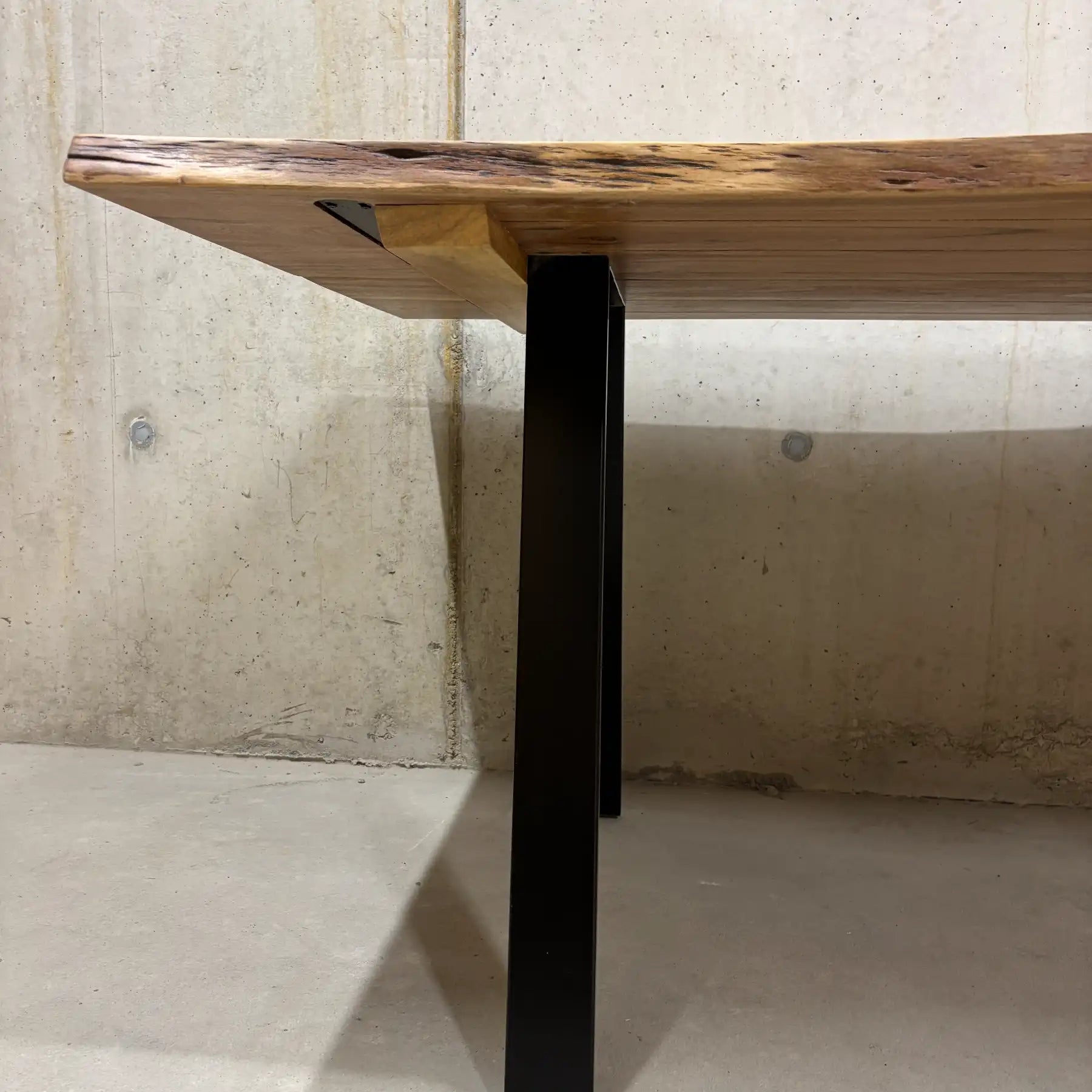 Acacia Esstisch 200 cm – Massivholz Tisch mit Mittel-Slot & Stahlbeinen