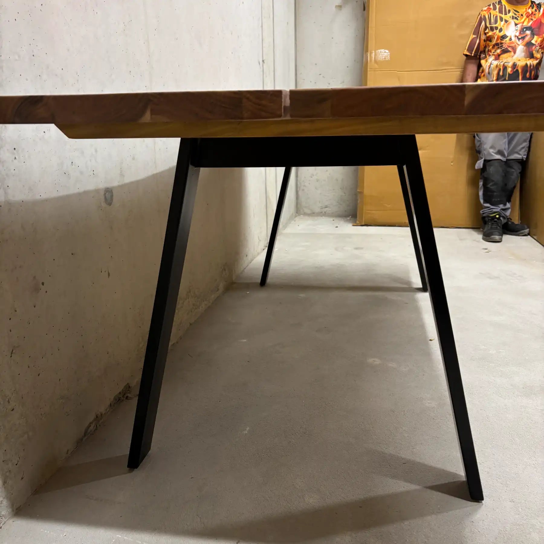 Acacia Esstisch 200 cm – Massivholz Tisch mit Mittel-Slot & Stahlbeinen