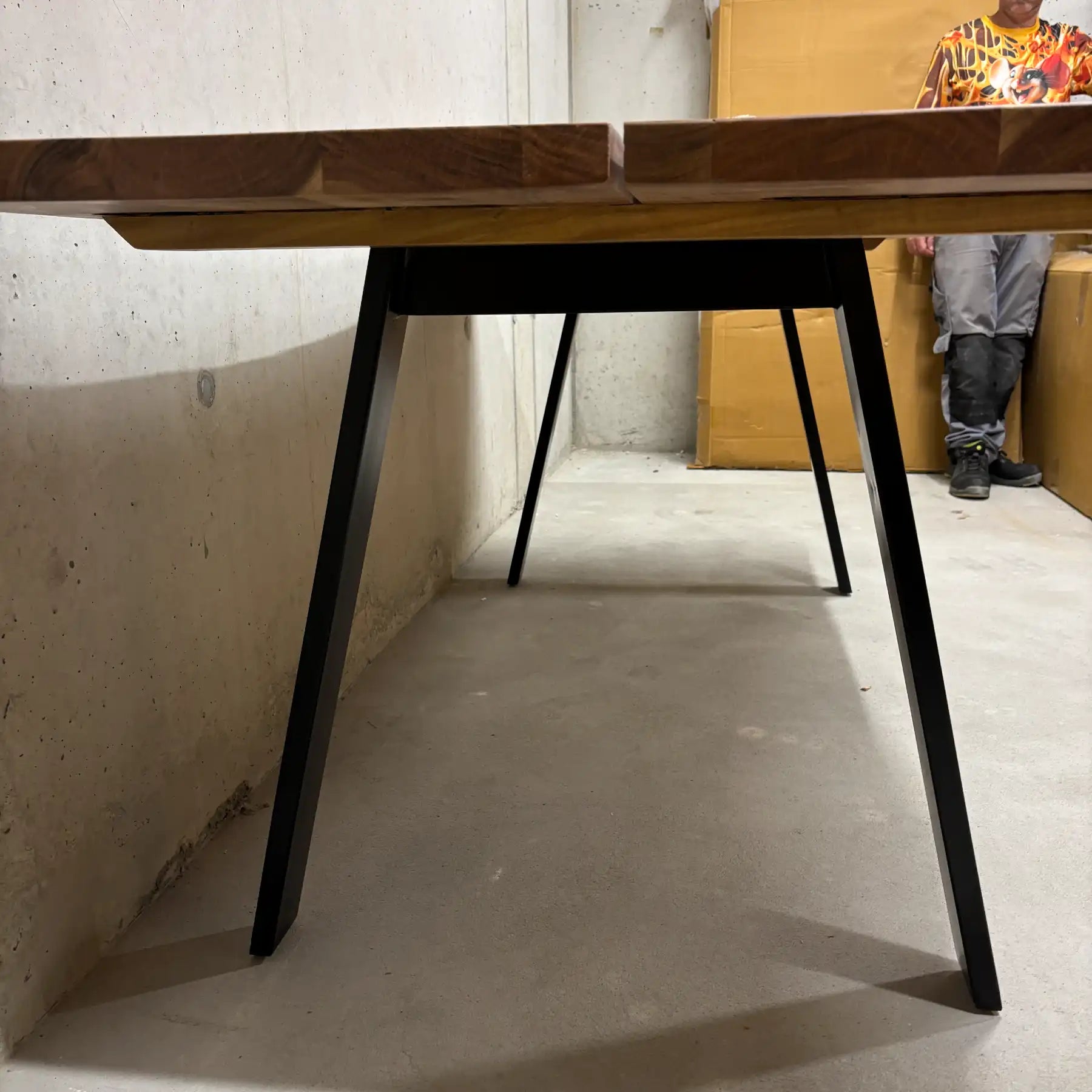 Acacia Esstisch 200 cm – Massivholz Tisch mit Mittel-Slot & Stahlbeinen