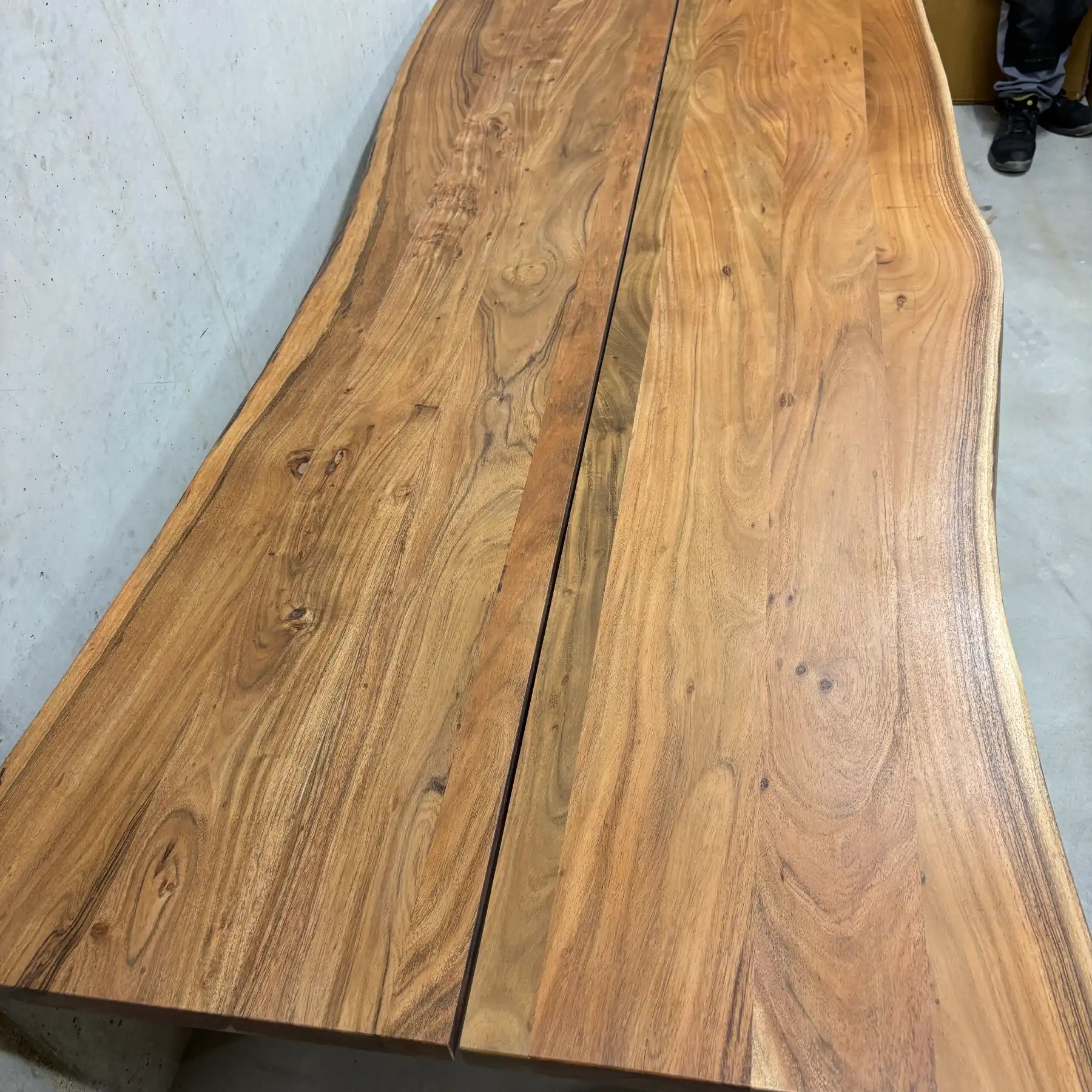 Acacia Esstisch 200 cm – Massivholz Tisch mit Mittel-Slot & Stahlbeinen