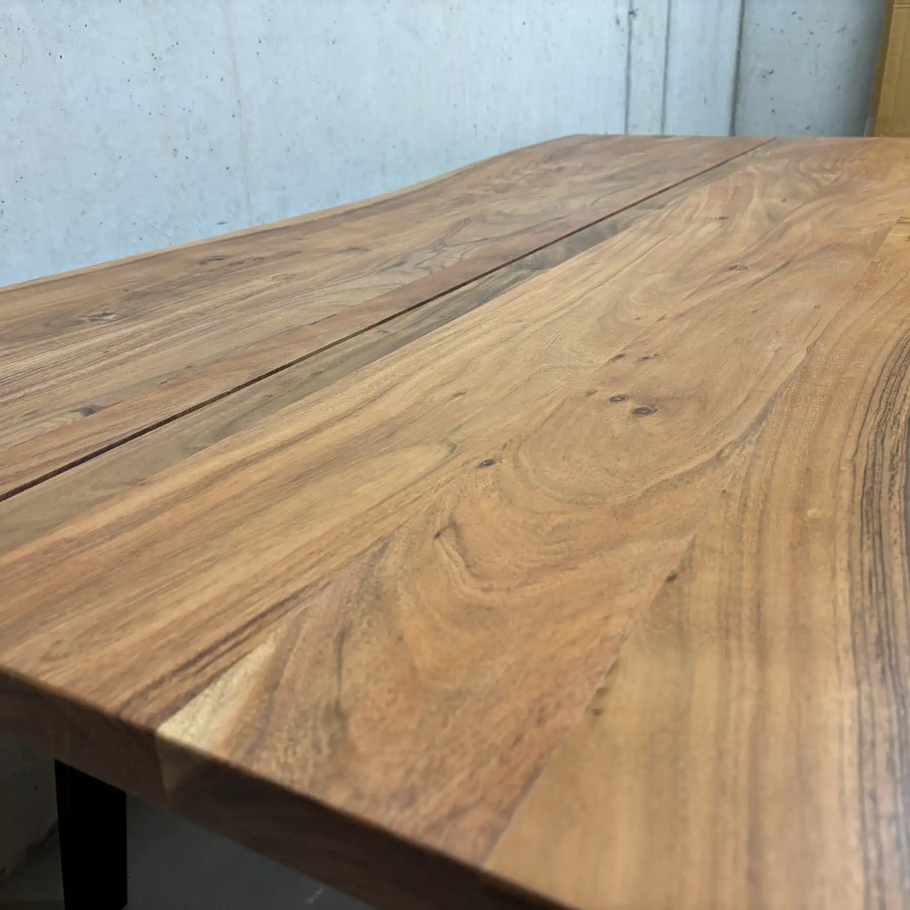 Acacia Esstisch 200 cm – Massivholz Tisch mit Mittel-Slot & Stahlbeinen