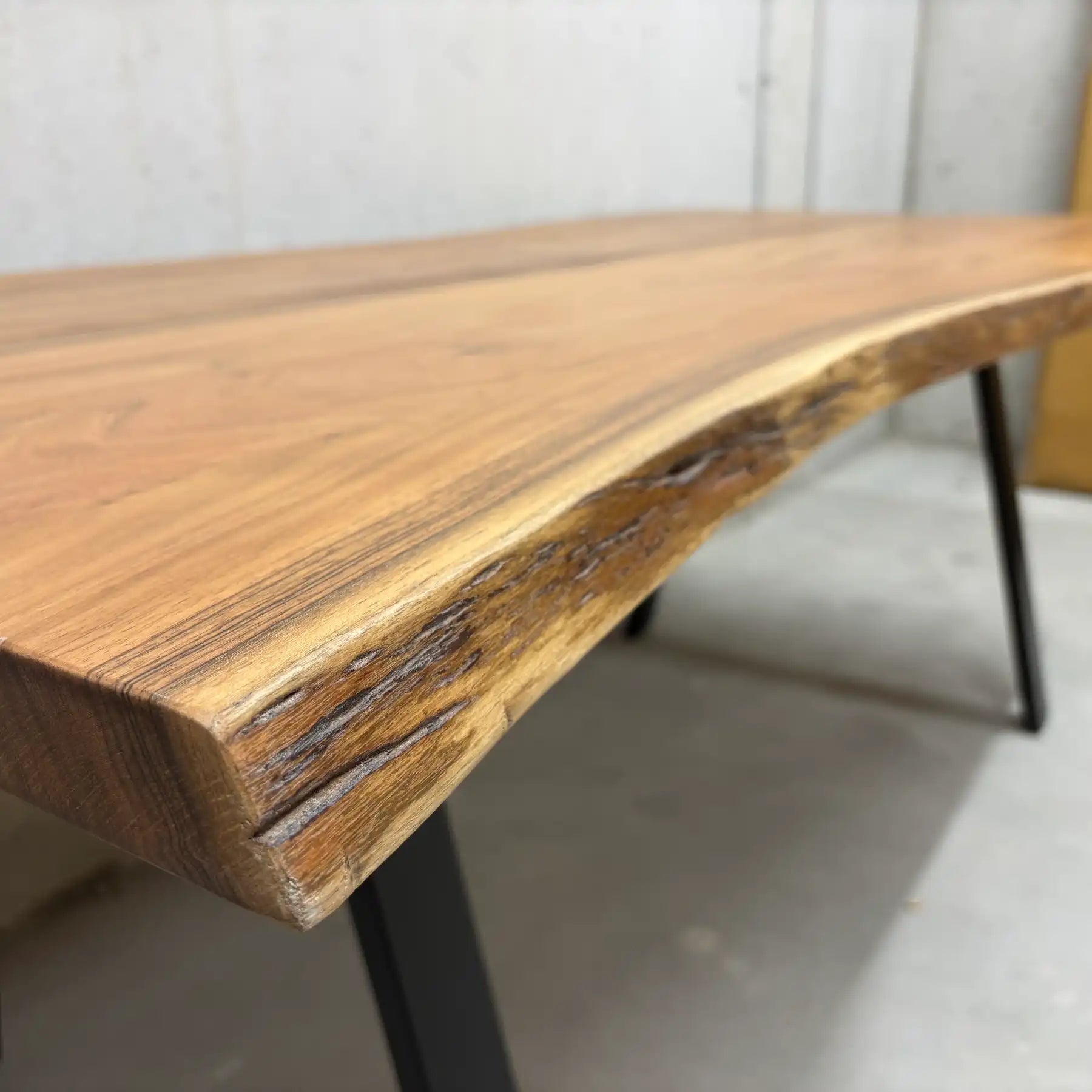 Acacia Esstisch 200 cm – Massivholz Tisch mit Mittel-Slot & Stahlbeinen