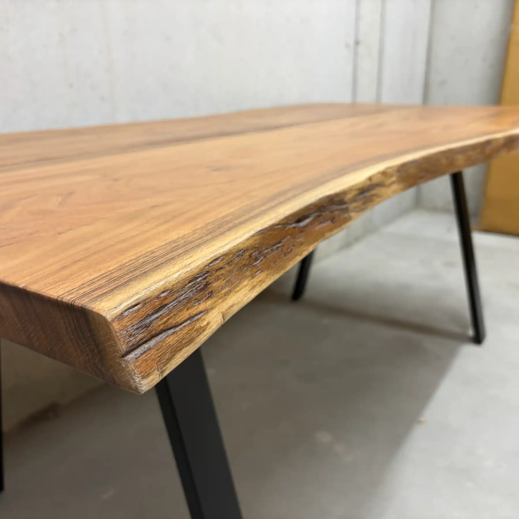 Acacia Esstisch 200 cm – Massivholz Tisch mit Mittel-Slot & Stahlbeinen