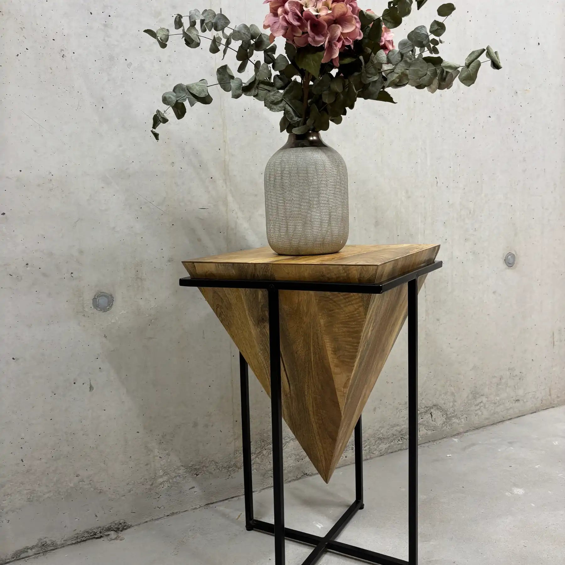 Mango Couchtisch 36x36 cm – Beistelltisch mit Stahlgestell pyramide