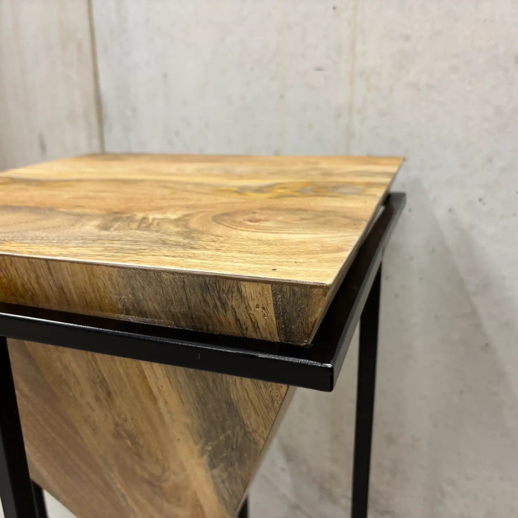Mango Couchtisch 36x36 cm – Beistelltisch mit Stahlgestell pyramide