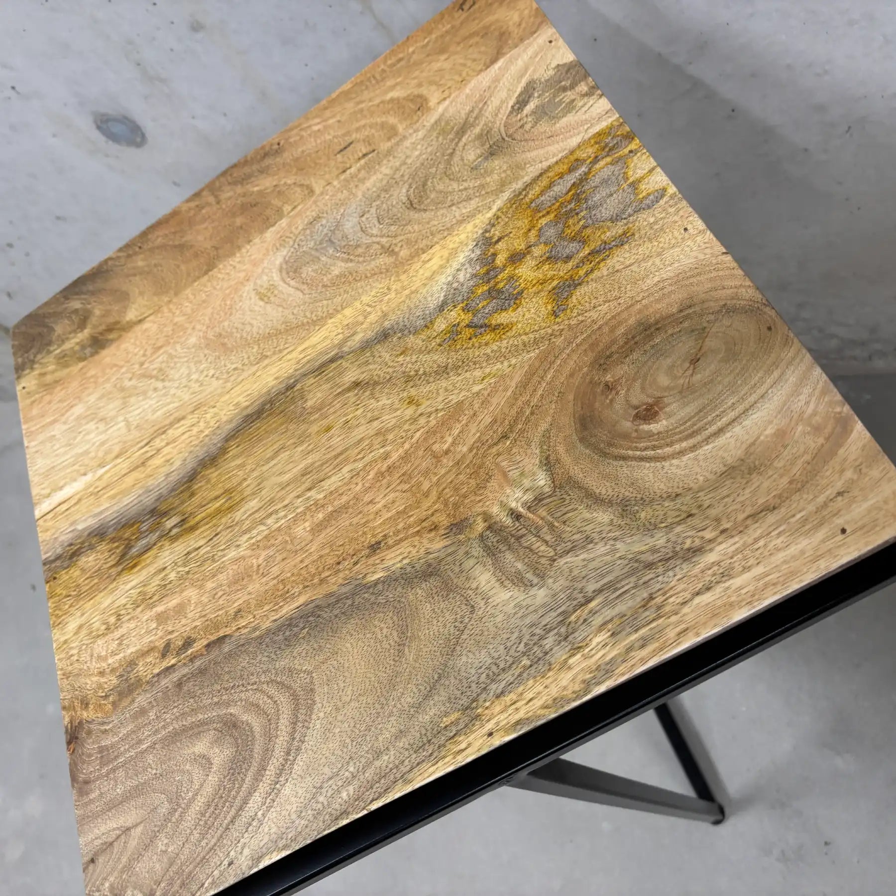 Mango Couchtisch 36x36 cm – Beistelltisch mit Stahlgestell pyramide