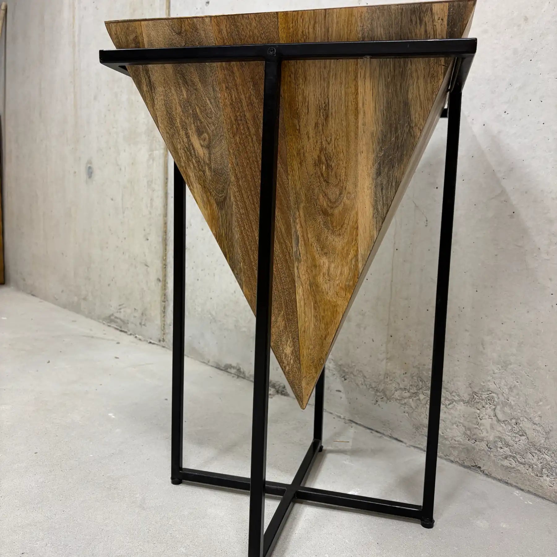 Mango Couchtisch 36x36 cm – Beistelltisch mit Stahlgestell pyramide